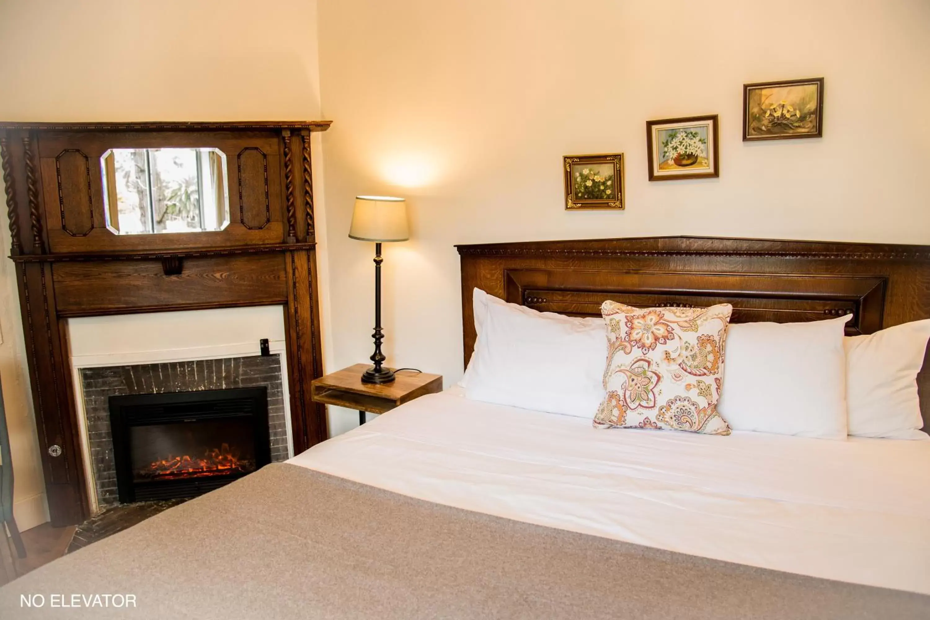 Bed in Cedar Gables Inn