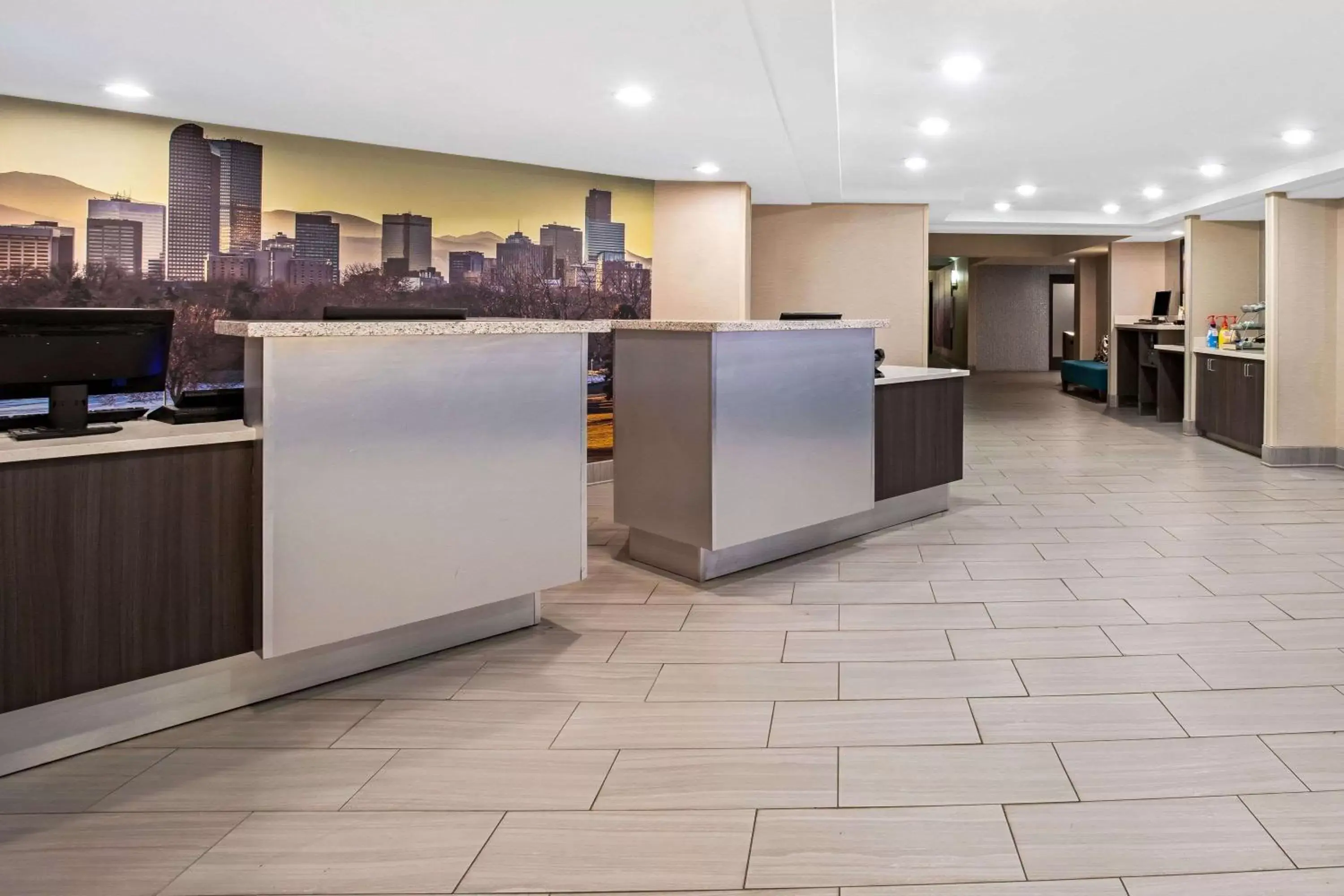 Lobby or reception in La Quinta by Wyndham Denver Aurora Medical