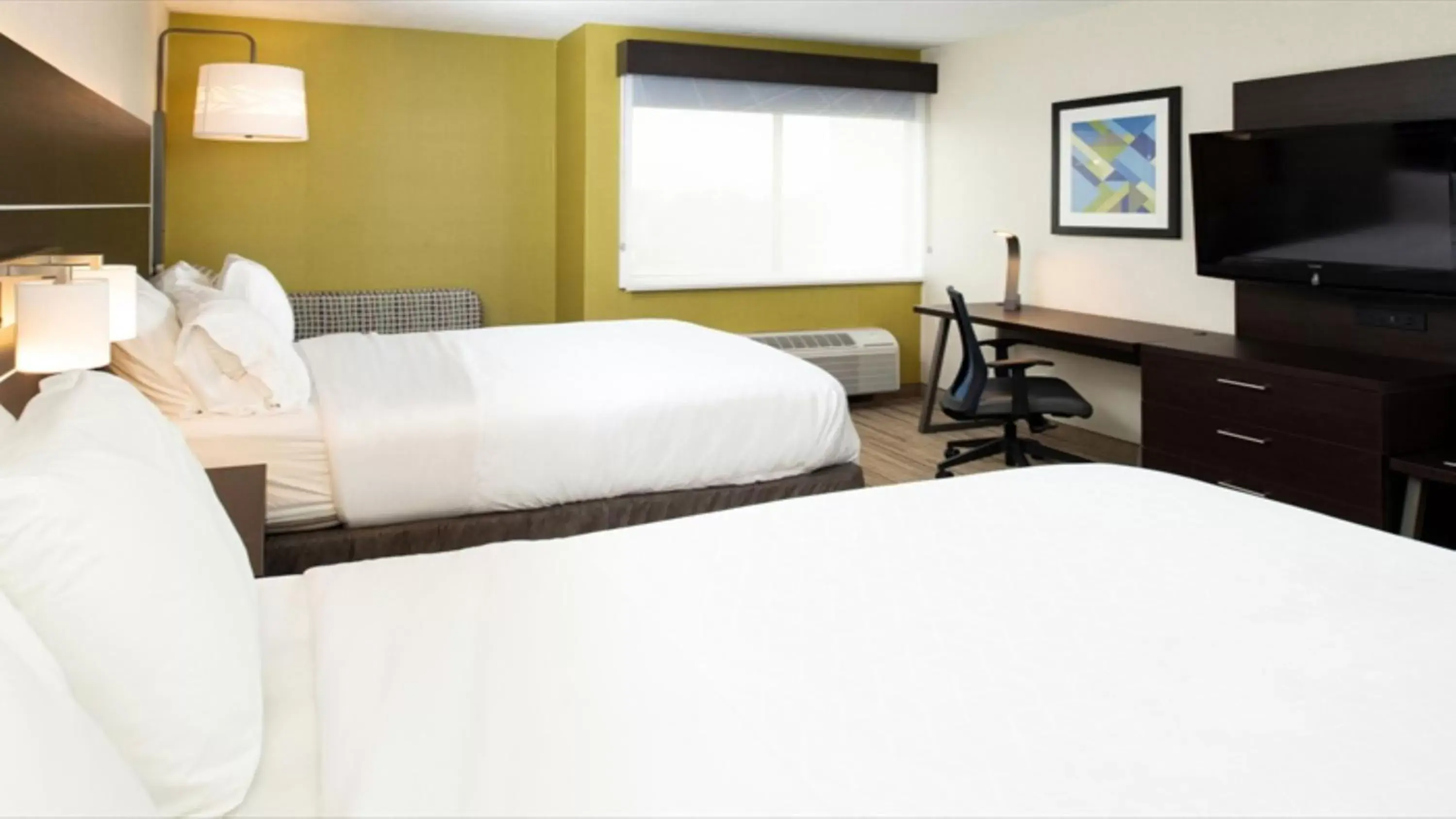 Photo of the whole room, Bed in Holiday Inn Express Cincinnati West, an IHG Hotel