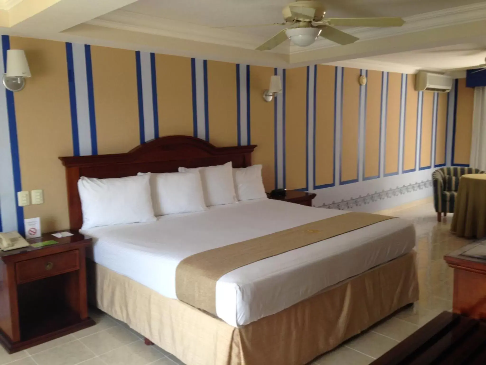 Bed in Hotel Plaza Colonial