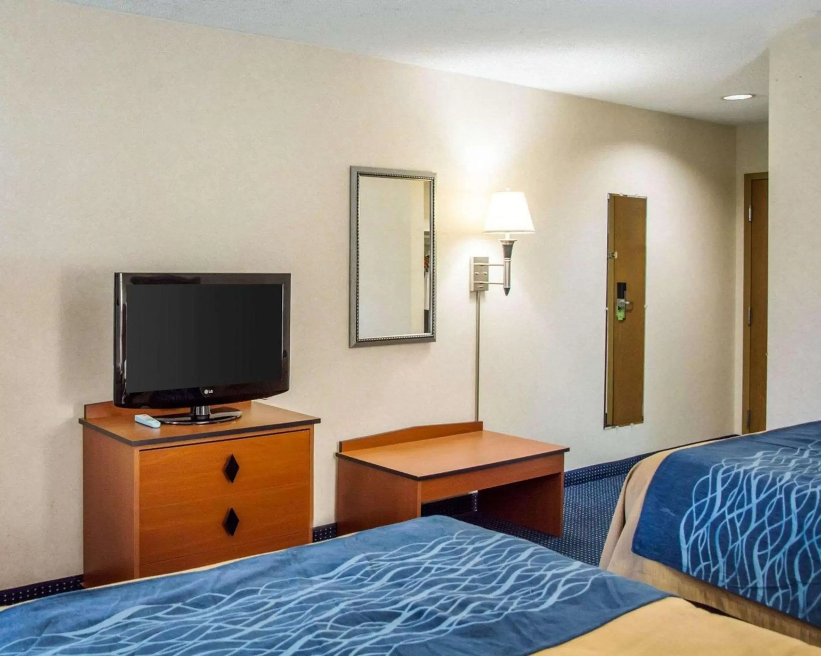 Photo of the whole room, TV/Entertainment Center in Comfort Inn Piketon