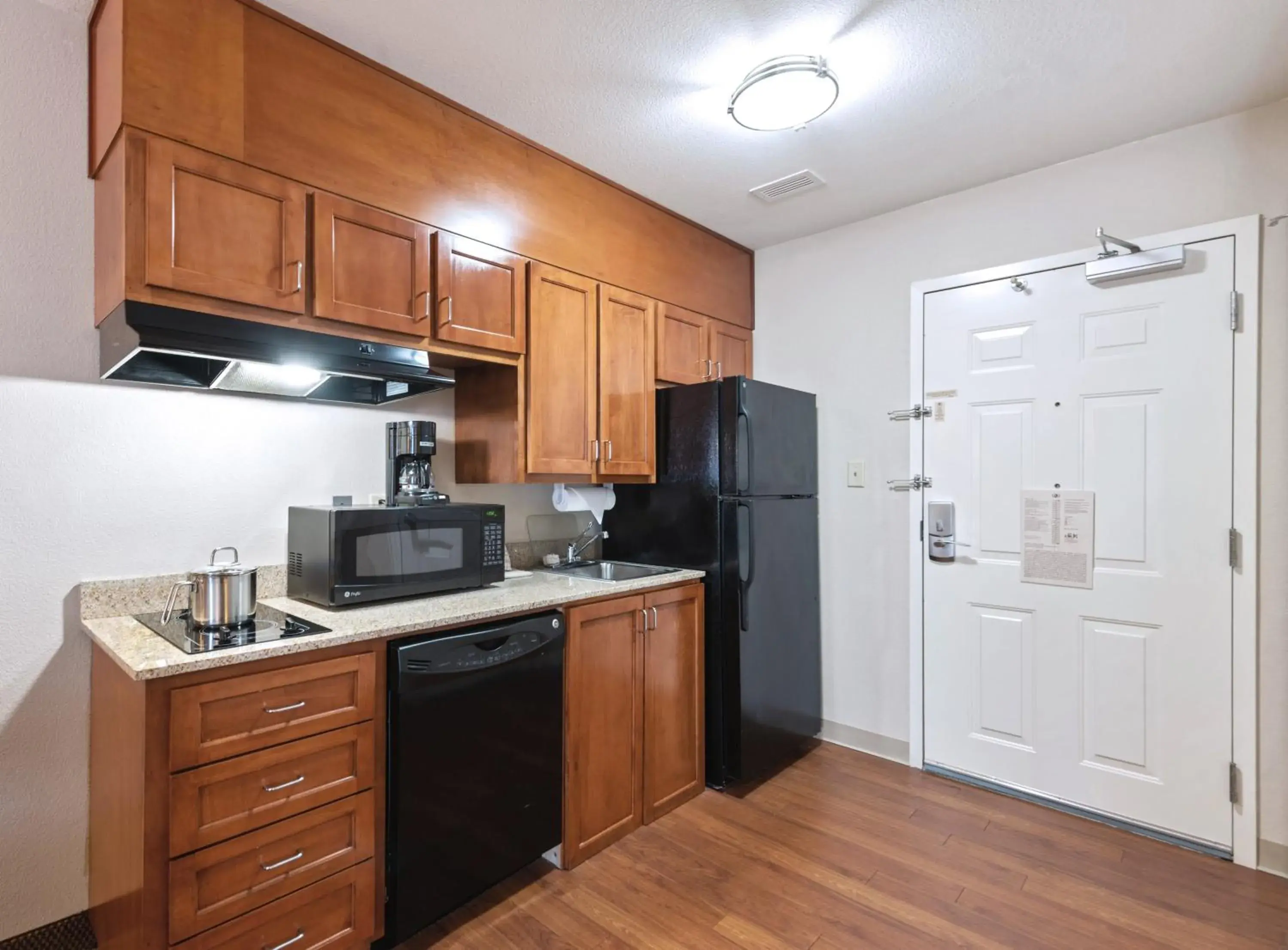 Kitchen or kitchenette, Kitchen/Kitchenette in Extended Stay America Suites - Houston - IAH Airport