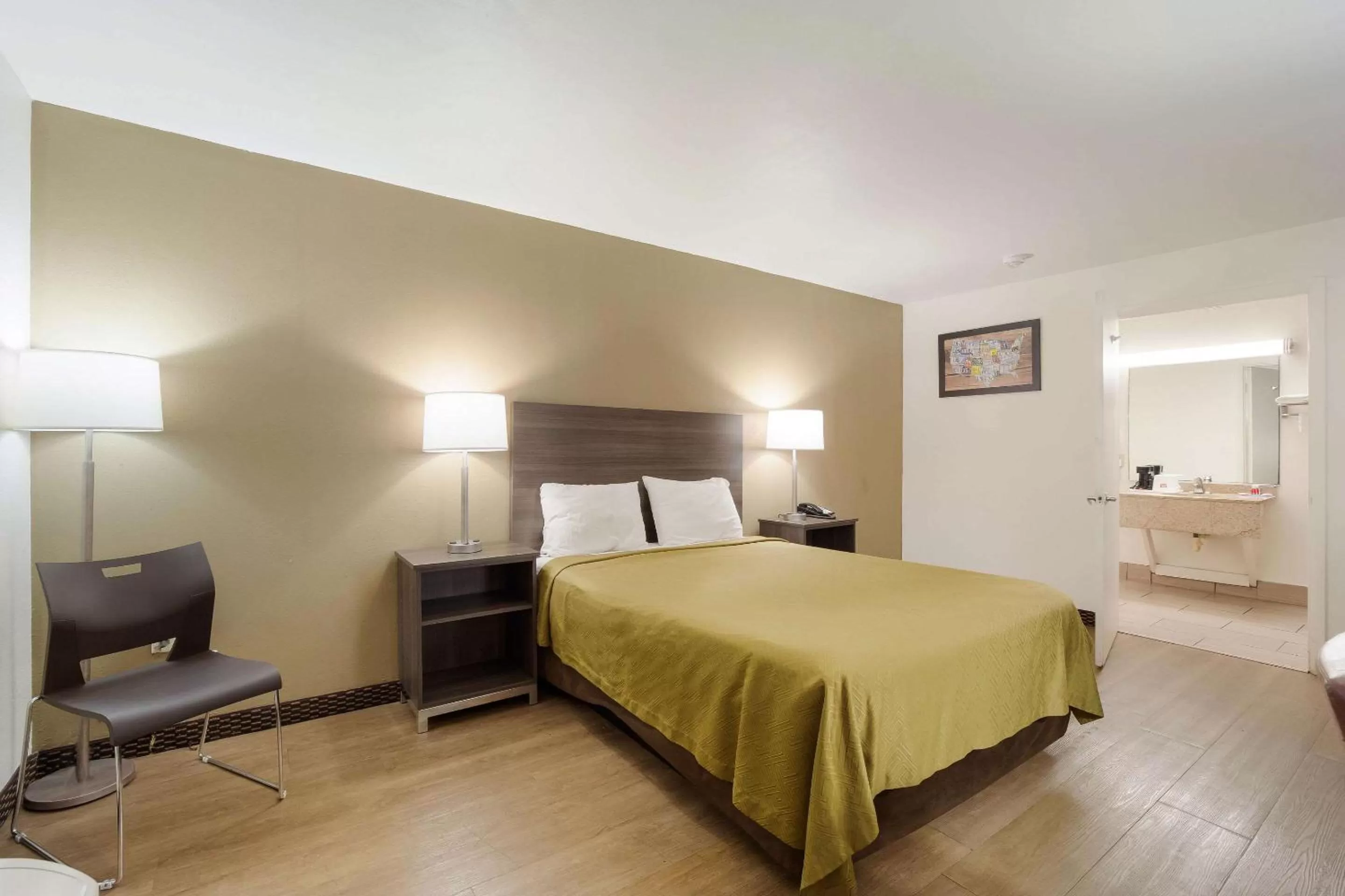 Photo of the whole room, Bed in Econo Lodge