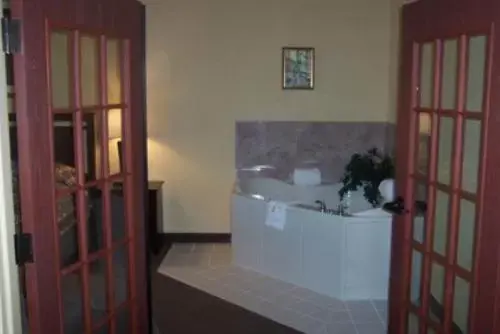 Bathroom in Holiday Inn Express & Suites Sebring, an IHG Hotel