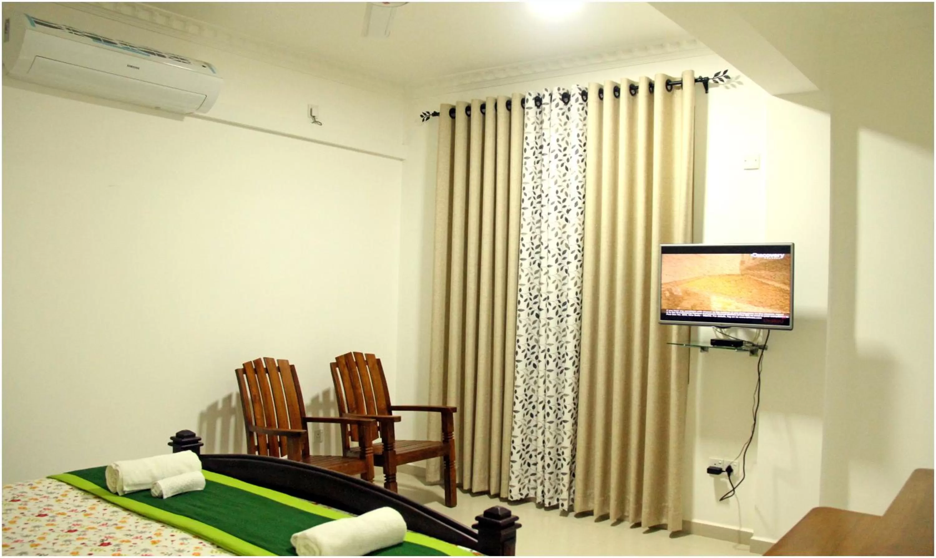 Bed, TV/Entertainment Center in Ronaka Airport Transit Hotel