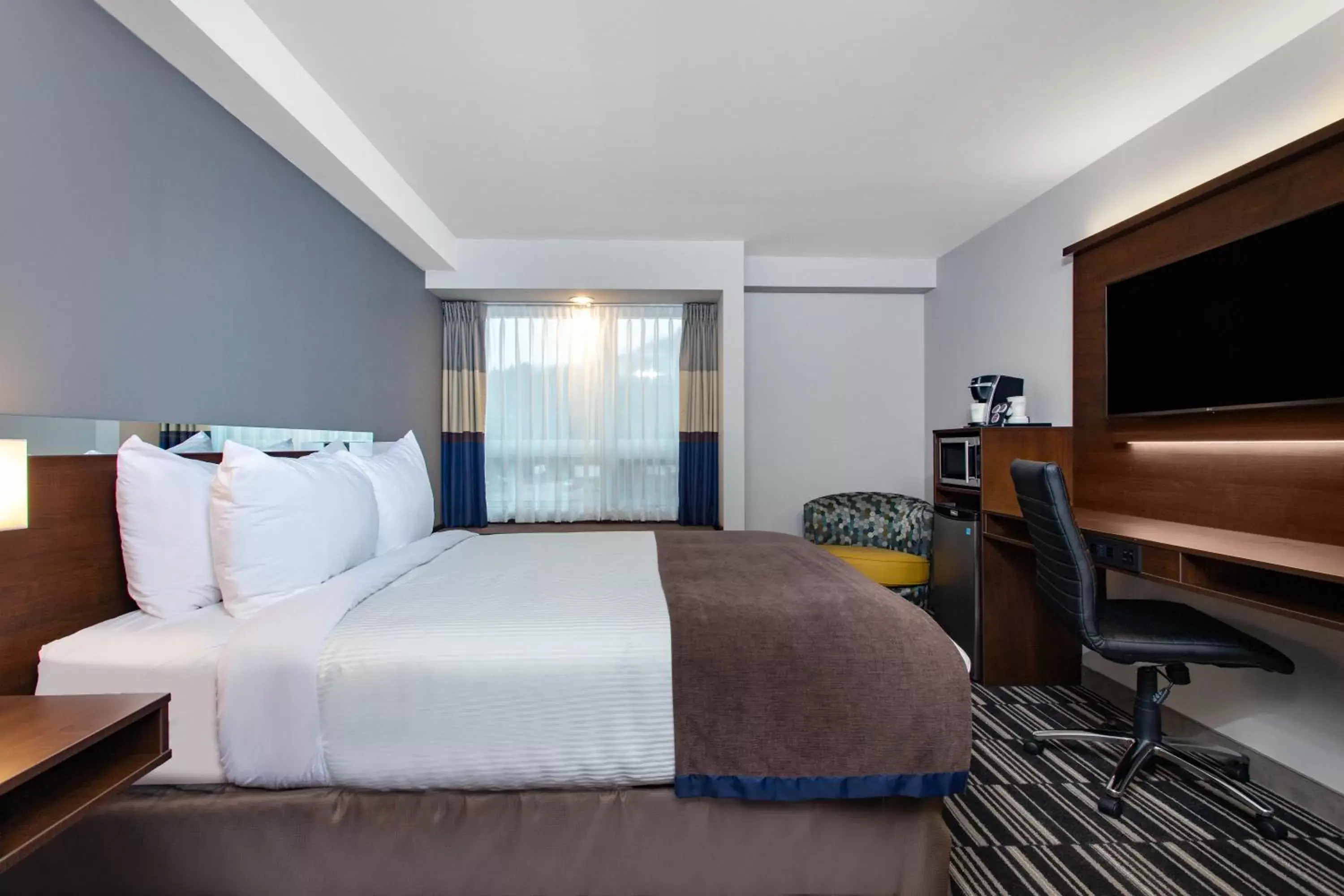 Shower, Bed in Microtel Inn & Suites by Wyndham Mont Tremblant