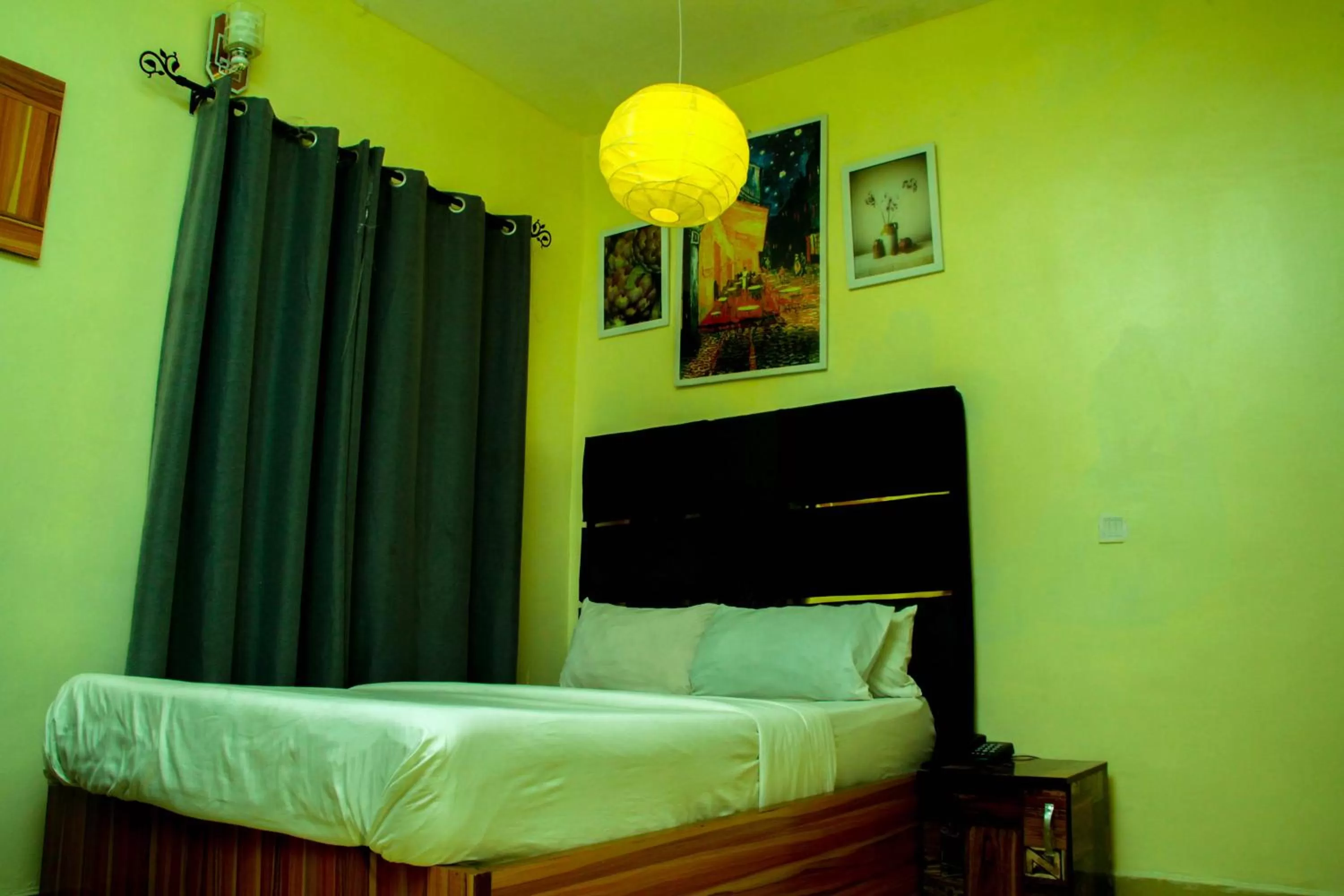 Bed in ONTARIO SUITES