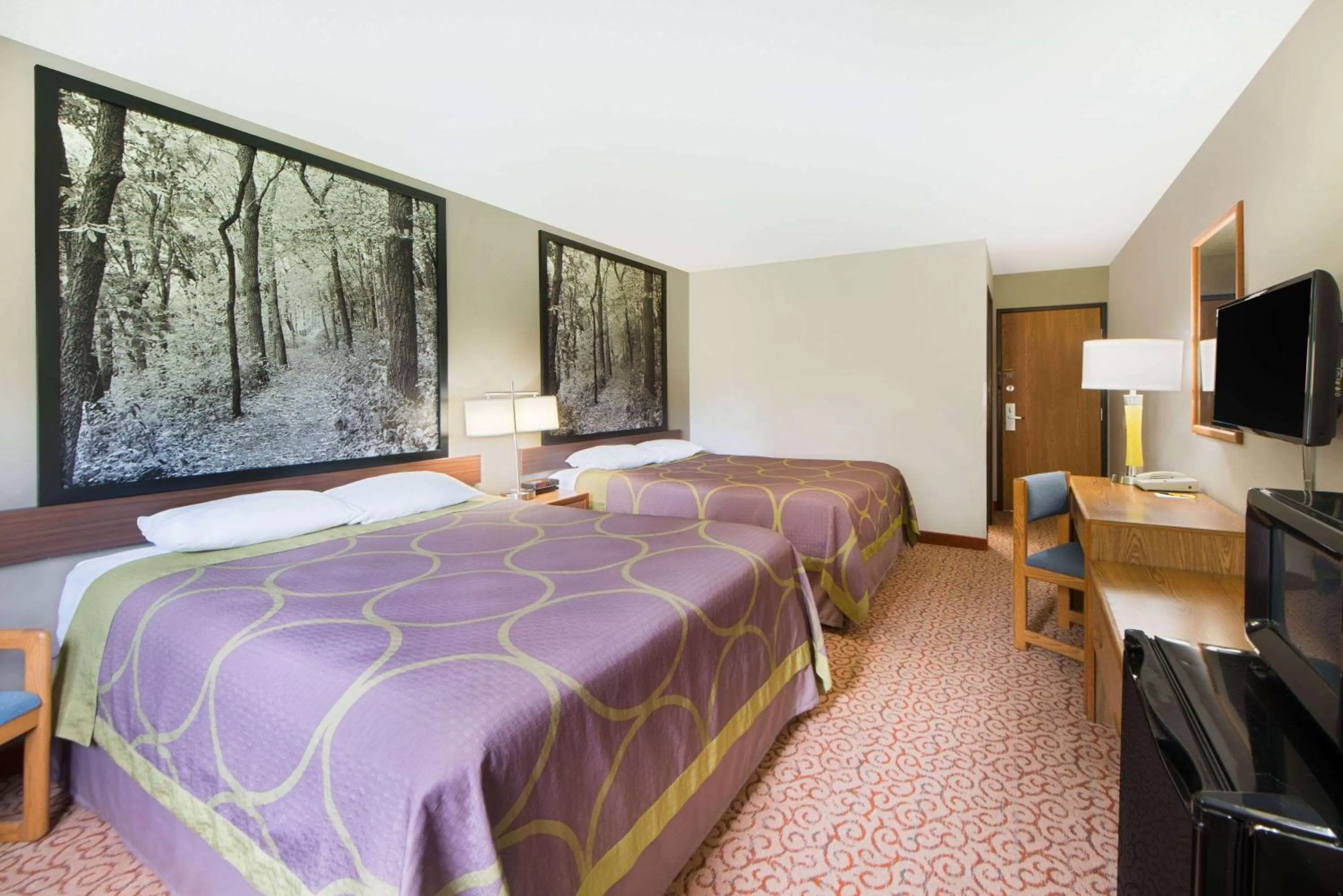 Photo of the whole room, Bed in Super 8 by Wyndham Pella