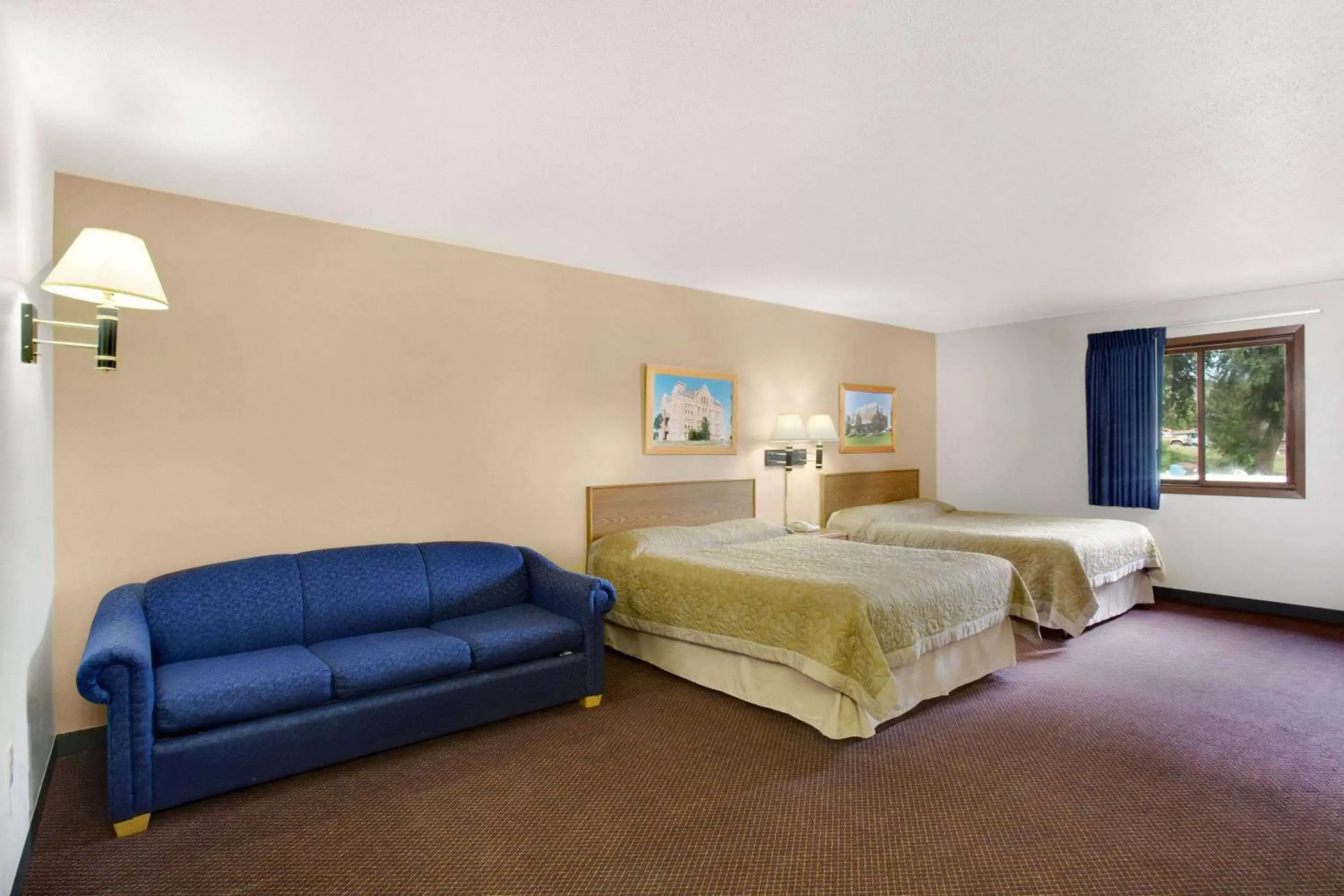 Photo of the whole room, Bed in Super 8 by Wyndham Hot Springs