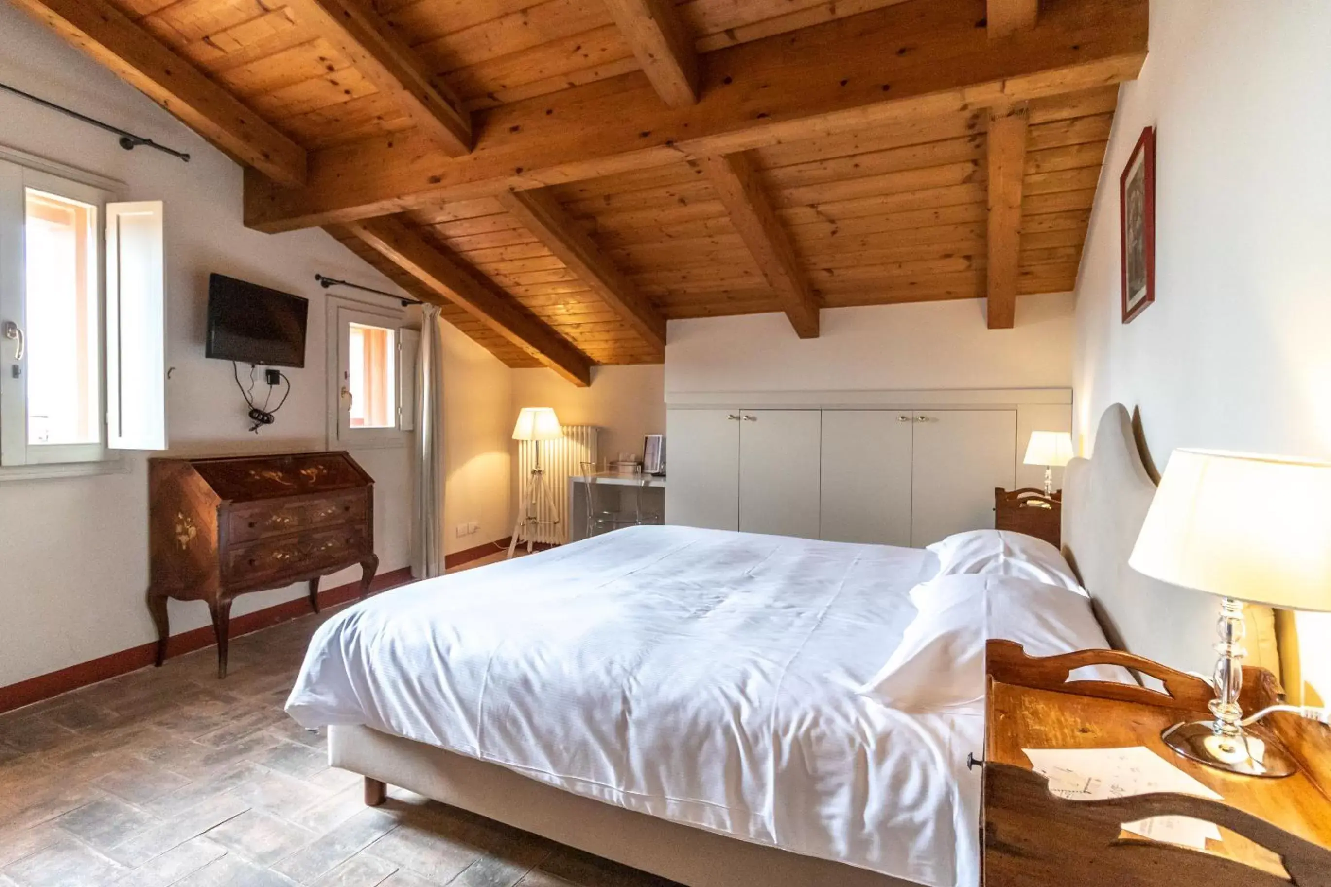 Photo of the whole room, Bed in Casa Isolani - Santo Stefano