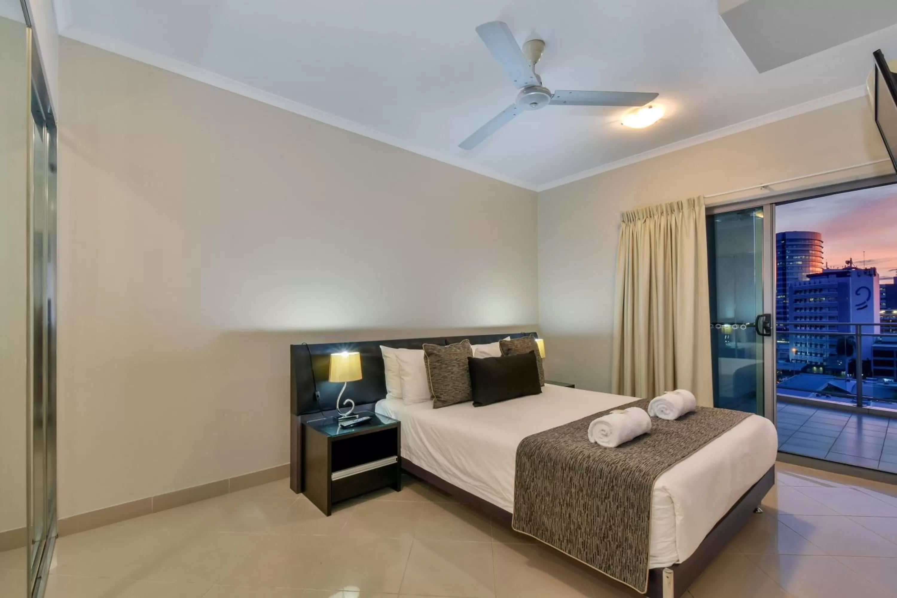 Balcony/Terrace, Bed in Argus Apartments Darwin