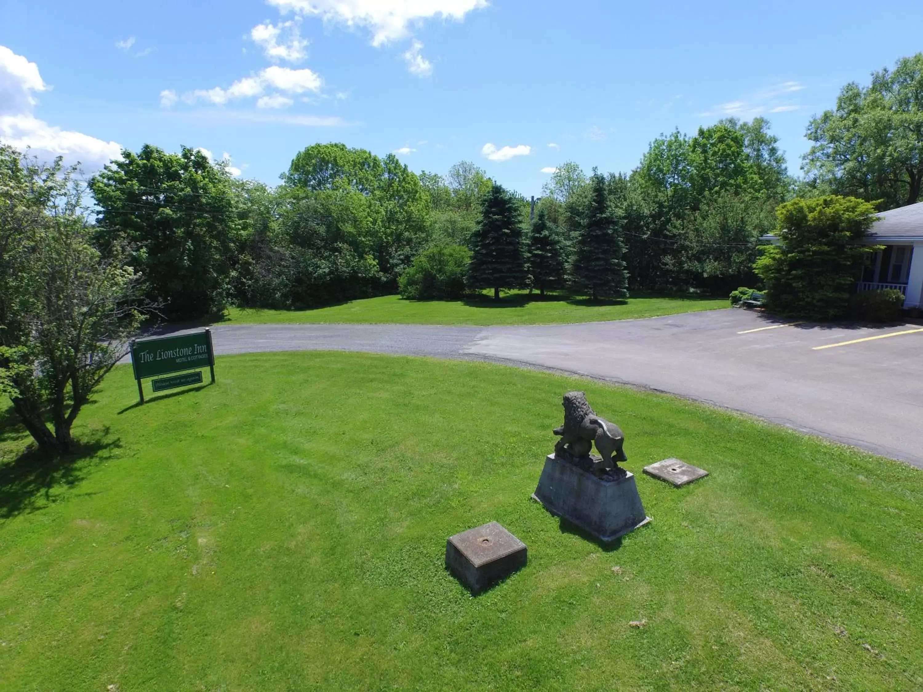 Golf in The Lionstone Inn Motel and Cottages