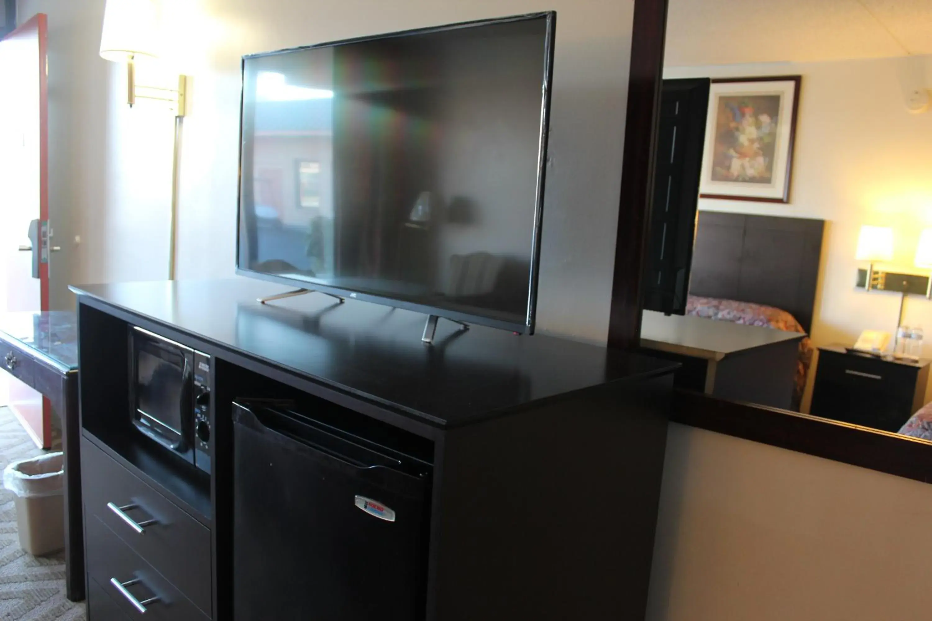 TV and multimedia, TV/Entertainment Center in Tourway Inn