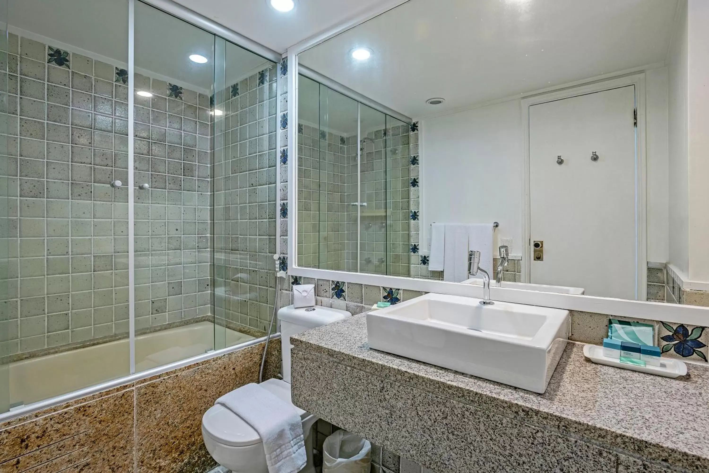 Bathroom in Jatiúca Suites Resort by Slaviero Hotéis