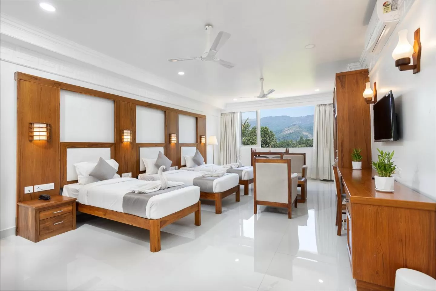 Communal lounge/ TV room, Bed in HOTEL WHITE HOUSE, Munnar