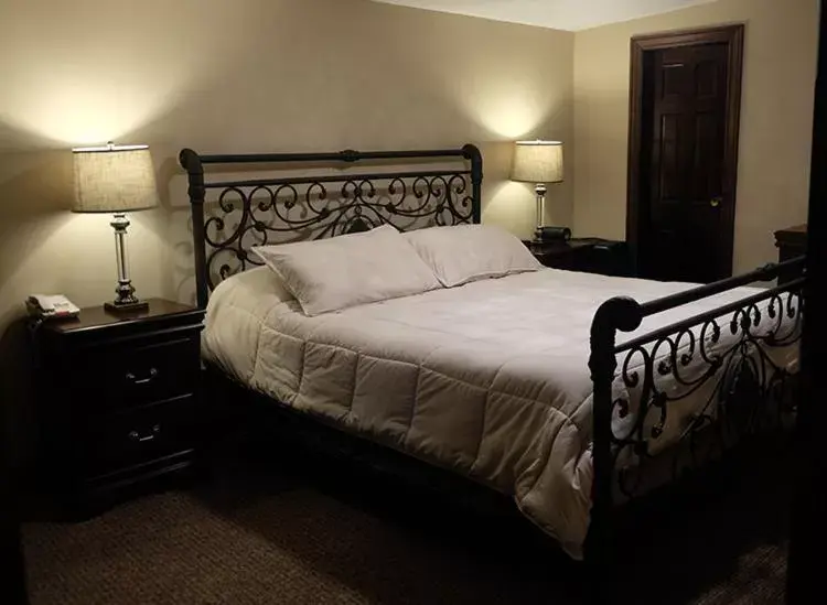 Bed in Chalet Inn & Suites