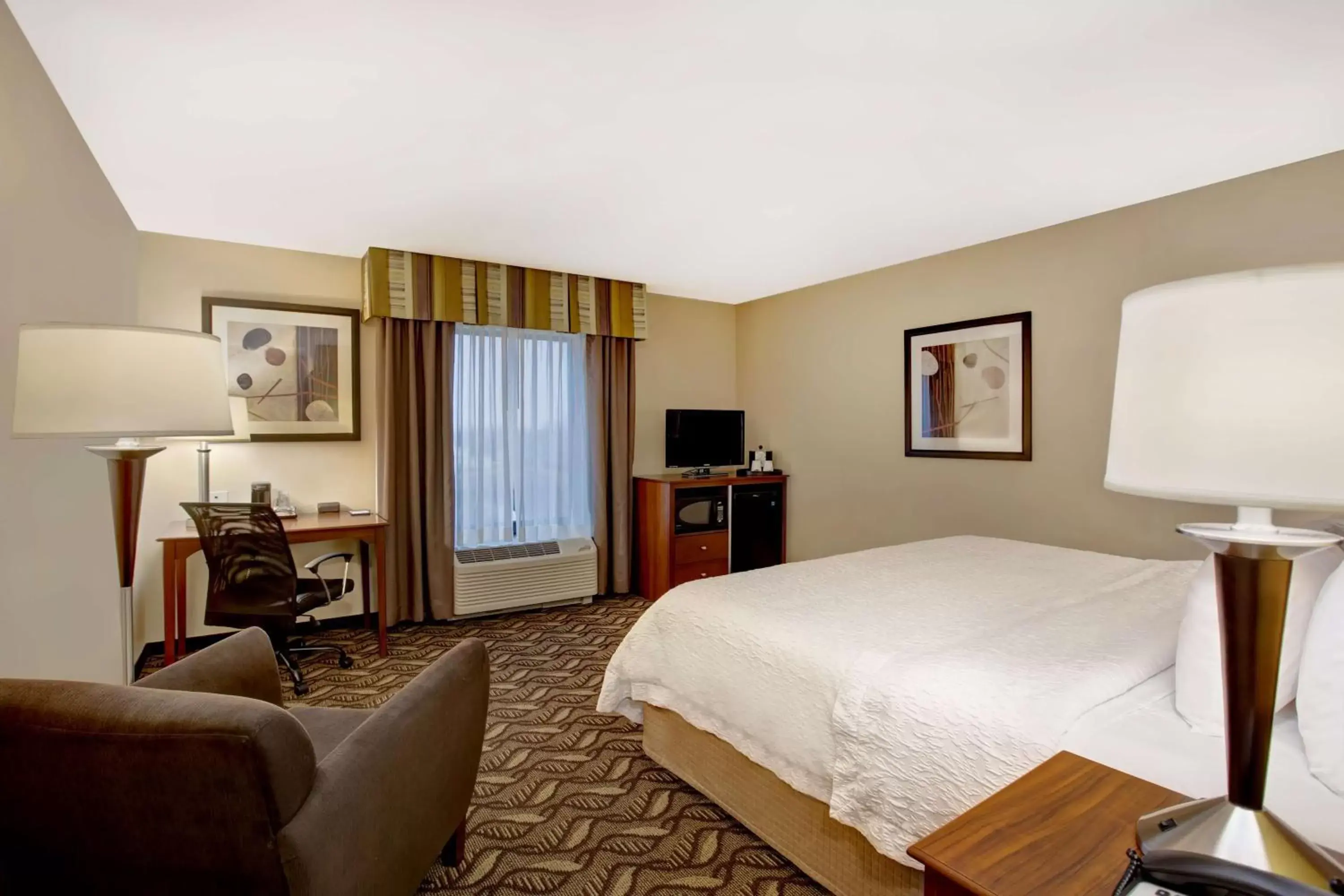 Bed in Hampton Inn Dekalb - Near the University Bed in Hampton Inn Dekalb - Near the University