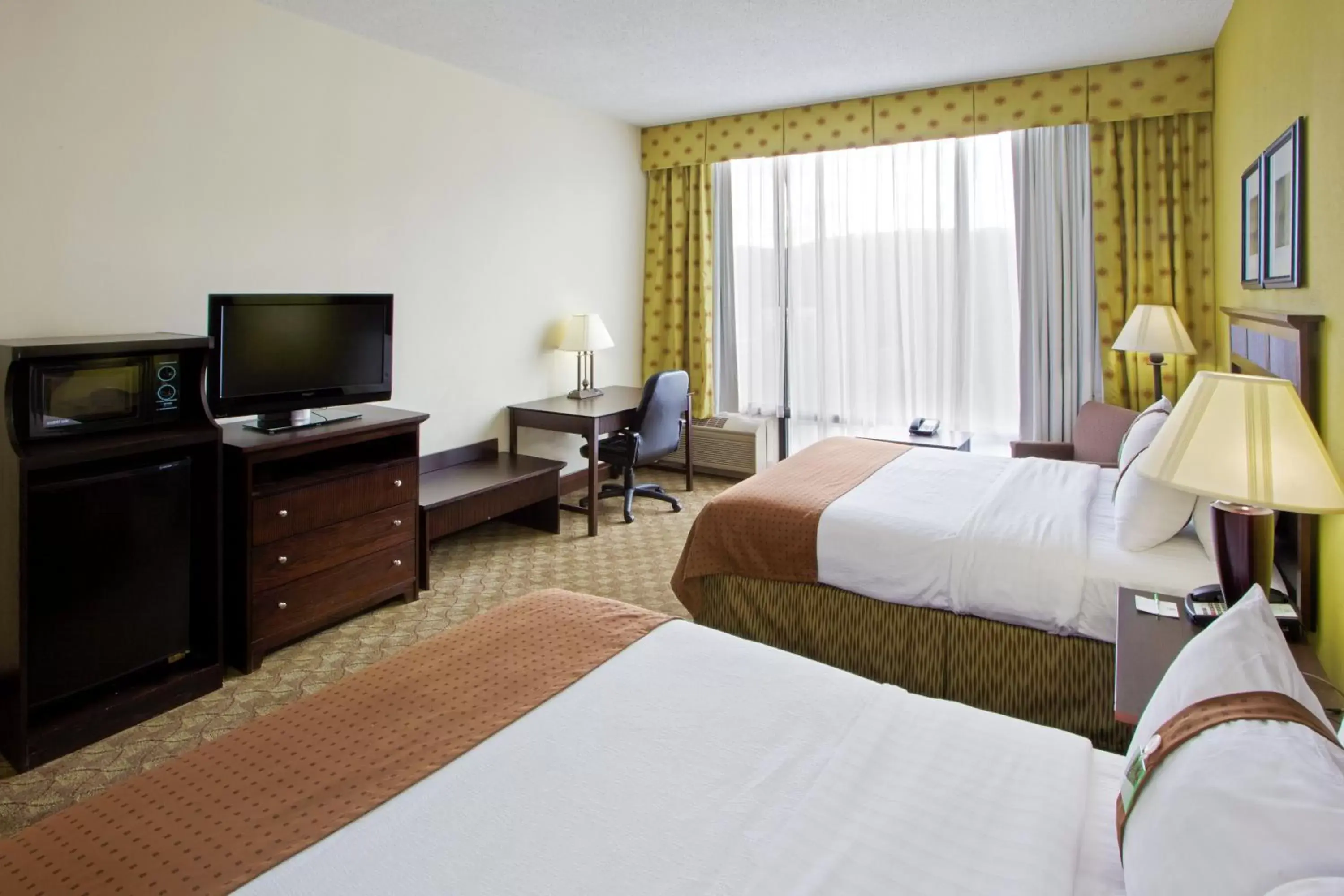 Photo of the whole room, Bed in Holiday Inn Roanoke - Tanglewood Route 419 & I 581, an IHG Hotel