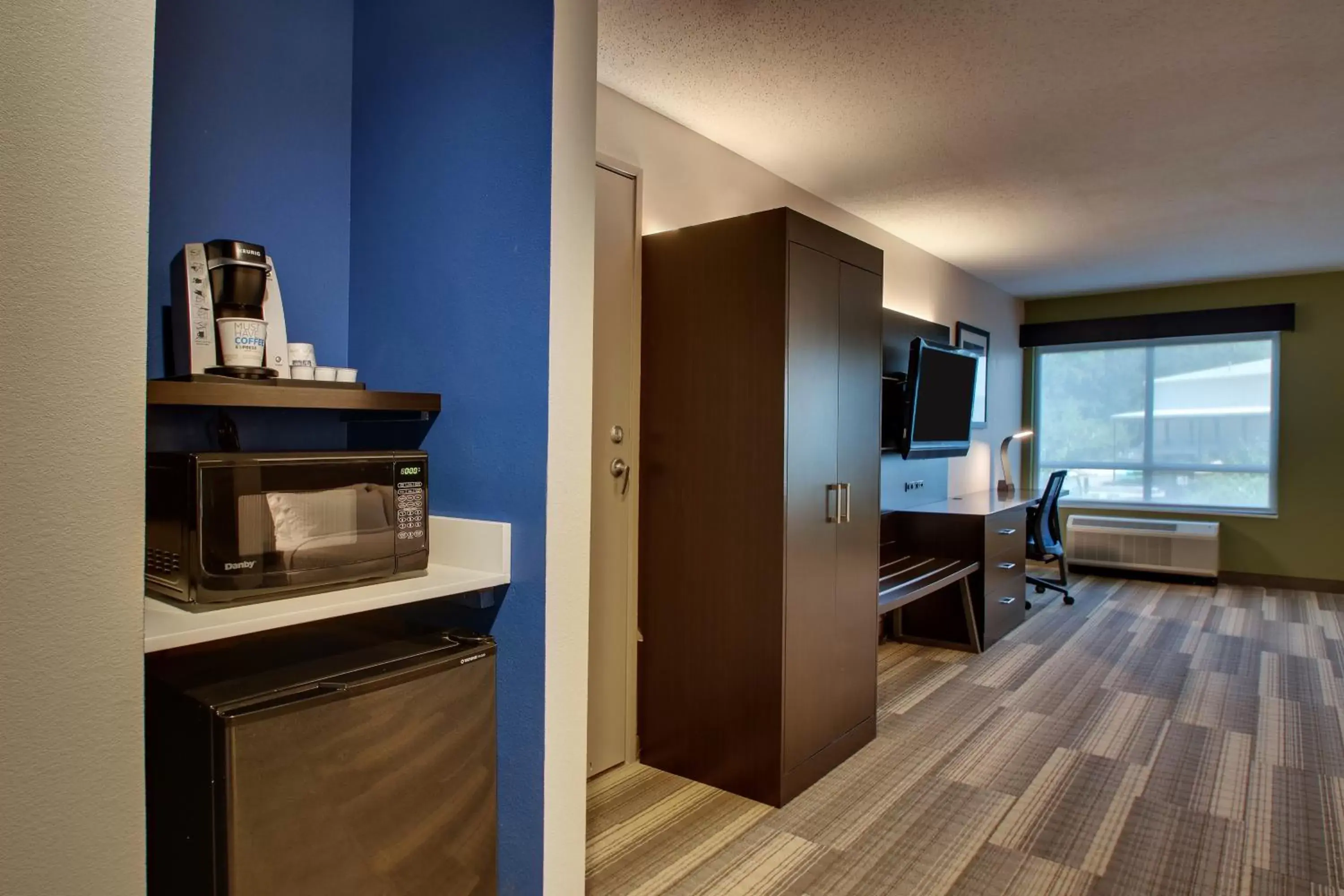 Coffee/tea facilities, Bathroom in Holiday Inn Express Georgetown, an IHG Hotel