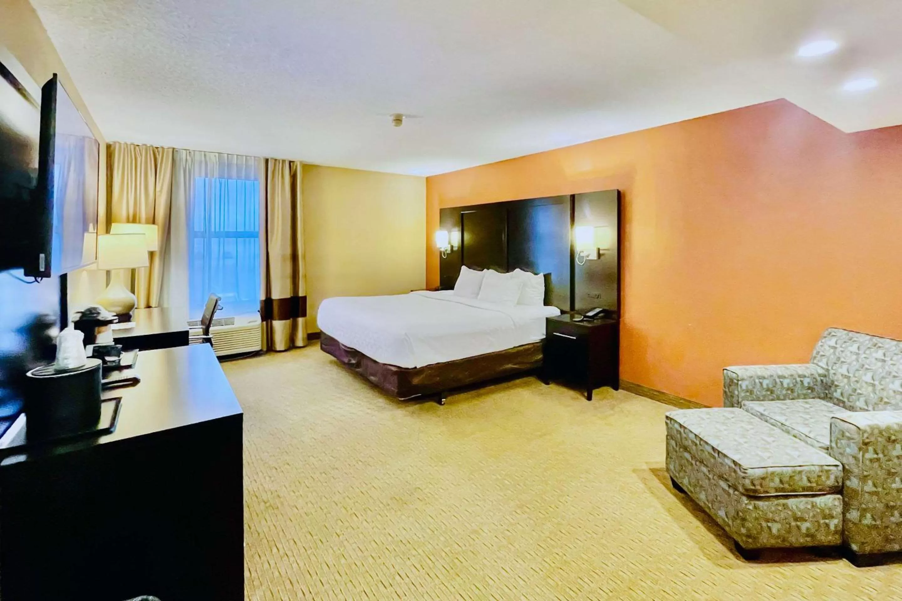 Bedroom, Bed in Clarion Inn & Suites Evansville Eastland Area