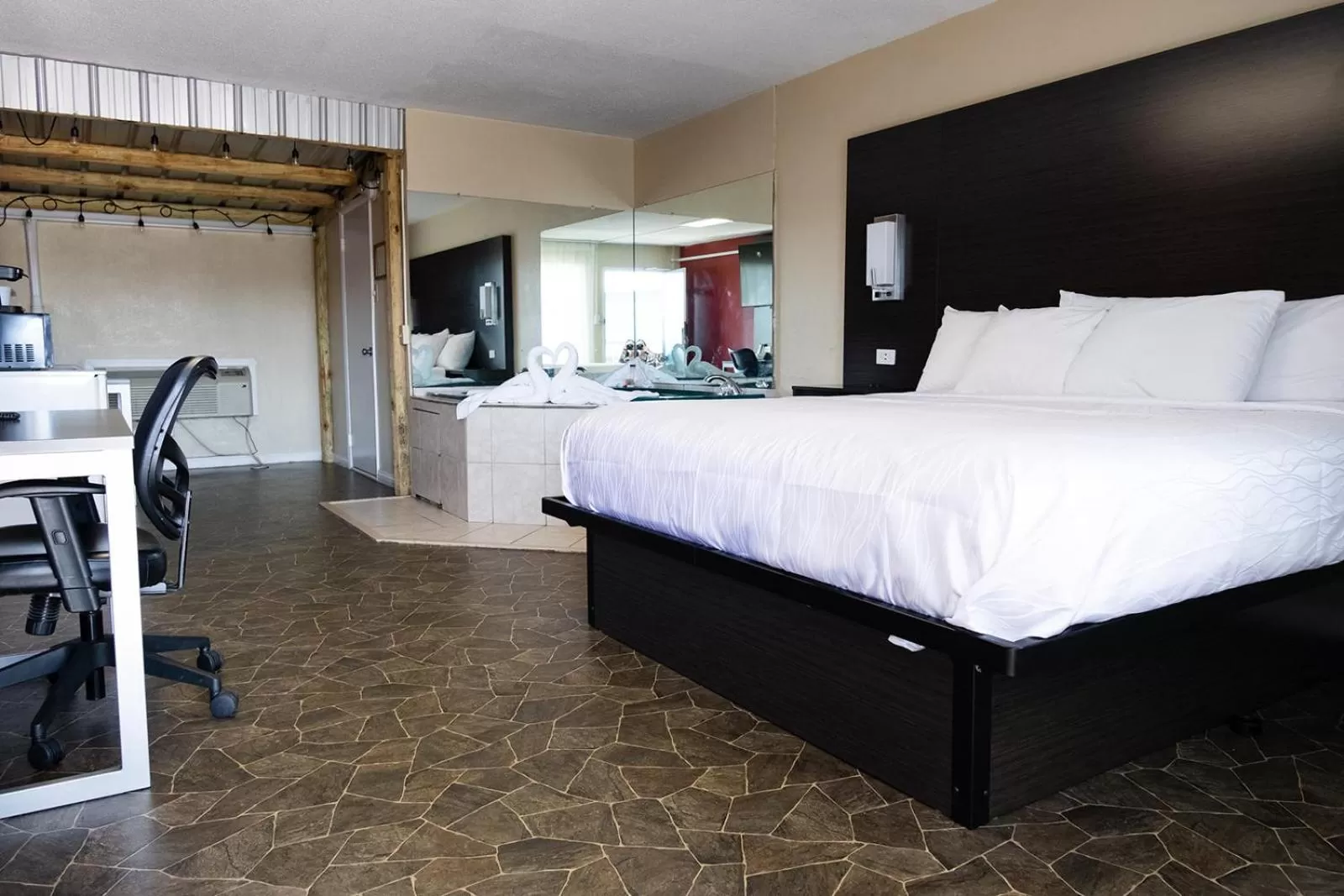 Bed in Envi Boutique Hotel Henderson-Evansville South