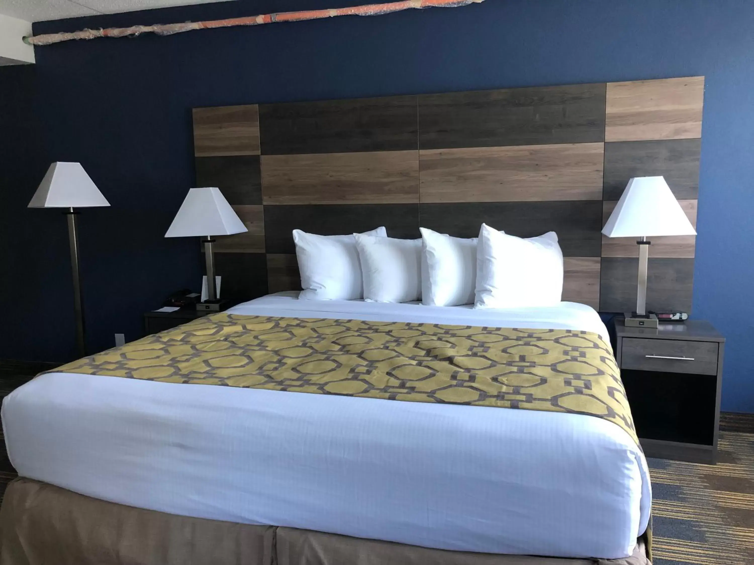 Bed in Baymont by Wyndham - Chicago - Addison - O'Hare