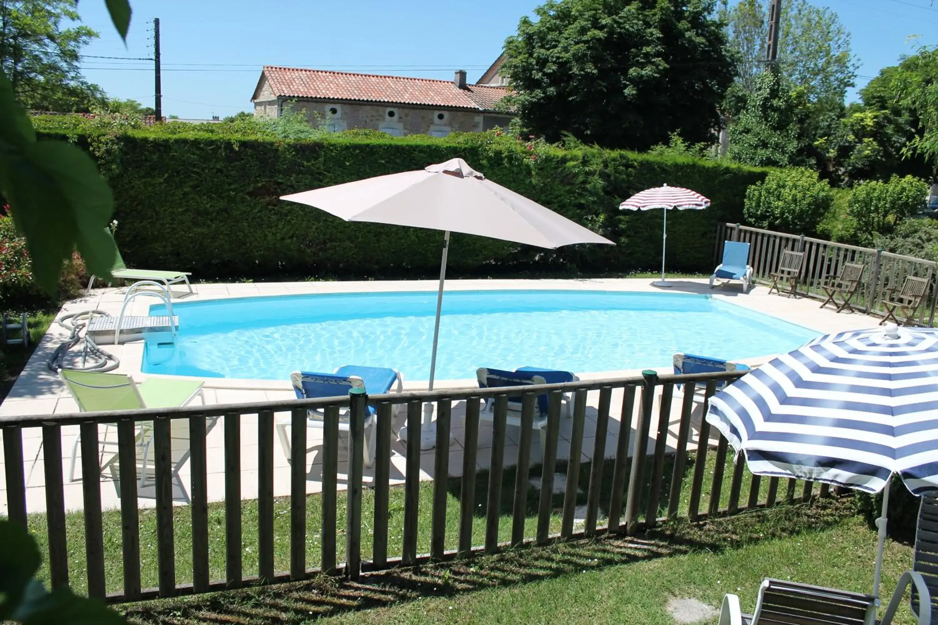 Property building, Swimming Pool in Logis Auberge de la Tour