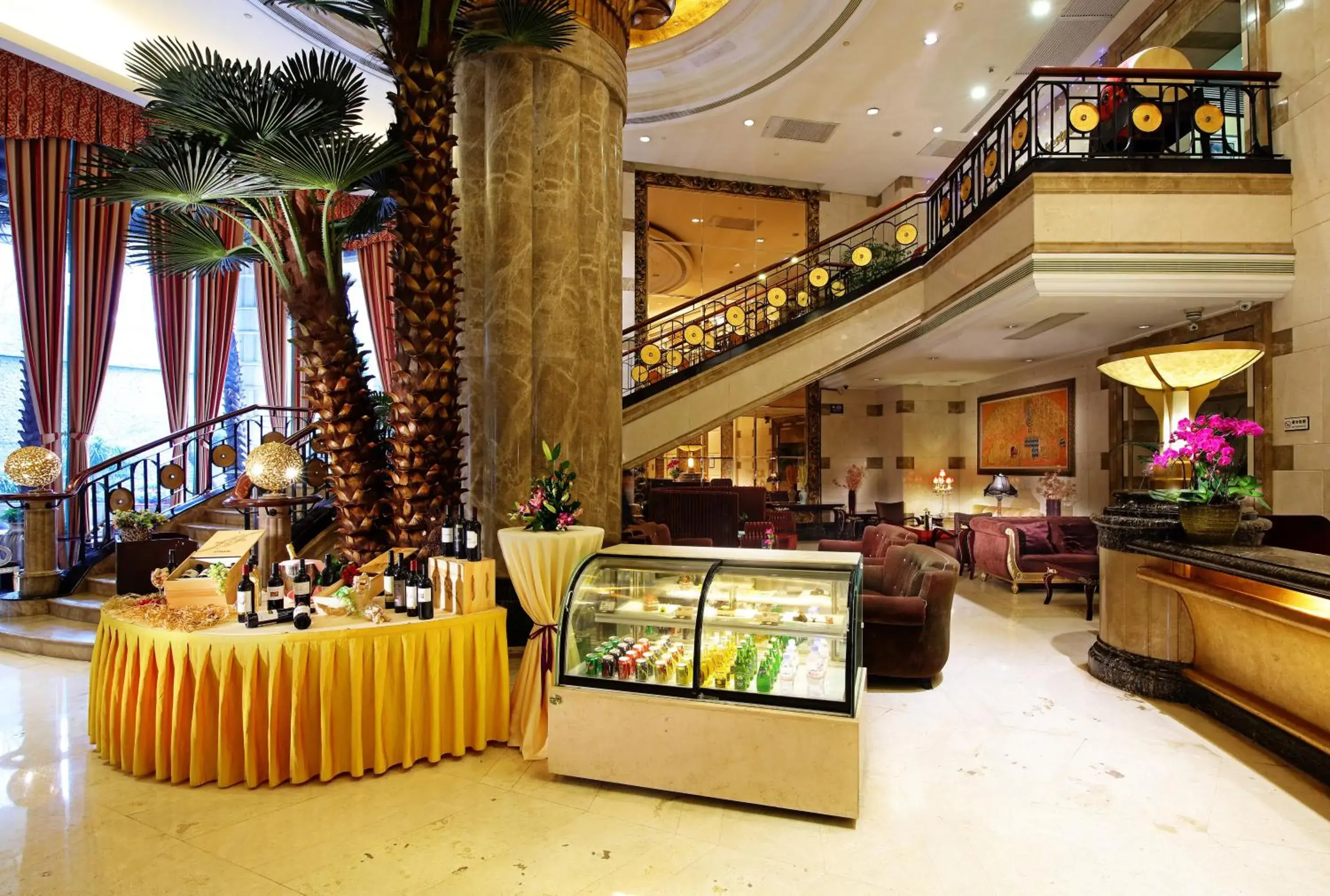 Lounge or bar, Restaurant/Places to Eat in Royal Mediterranean Hotel