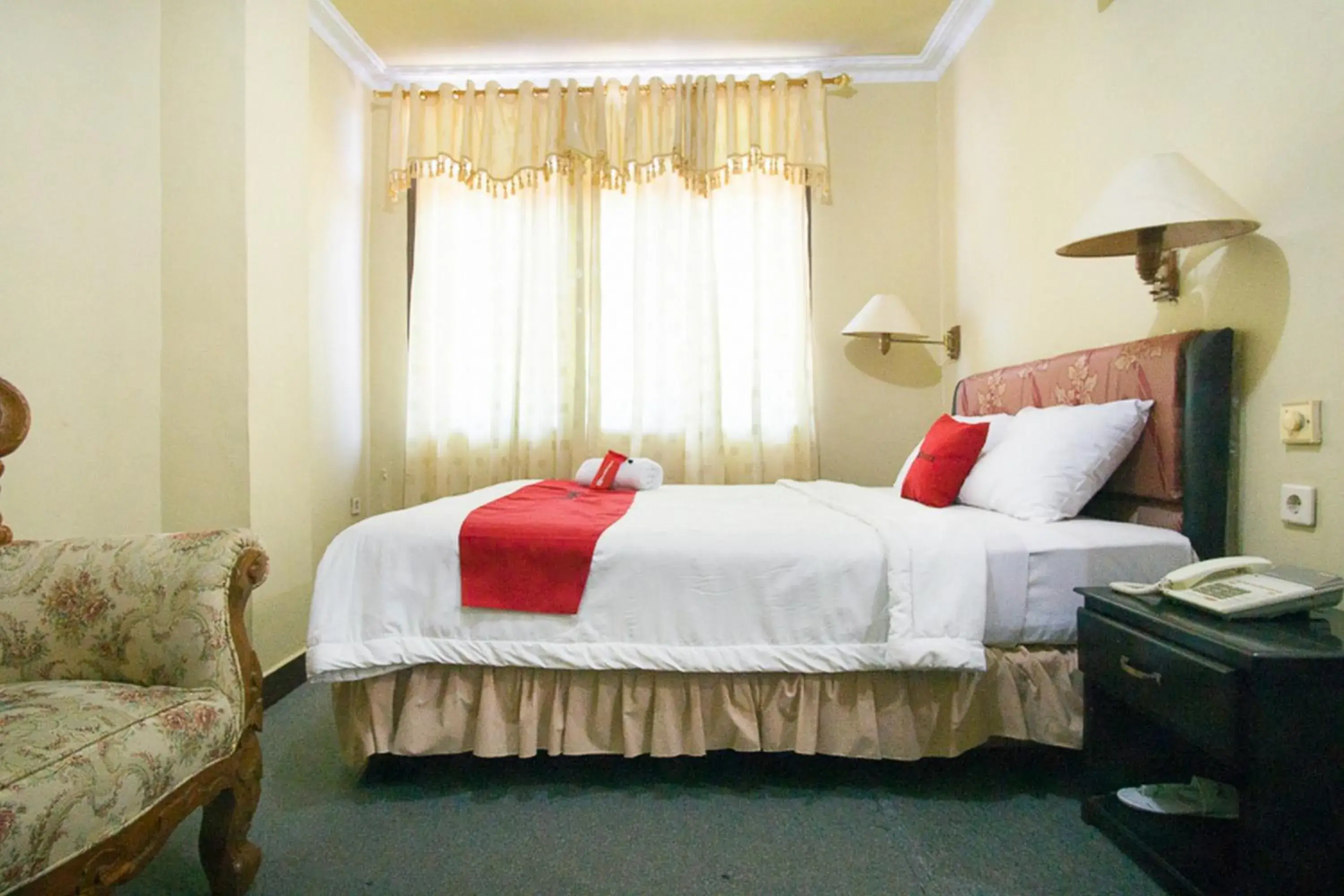 Bed in RedDoorz plus near Pelabuhan Bitung