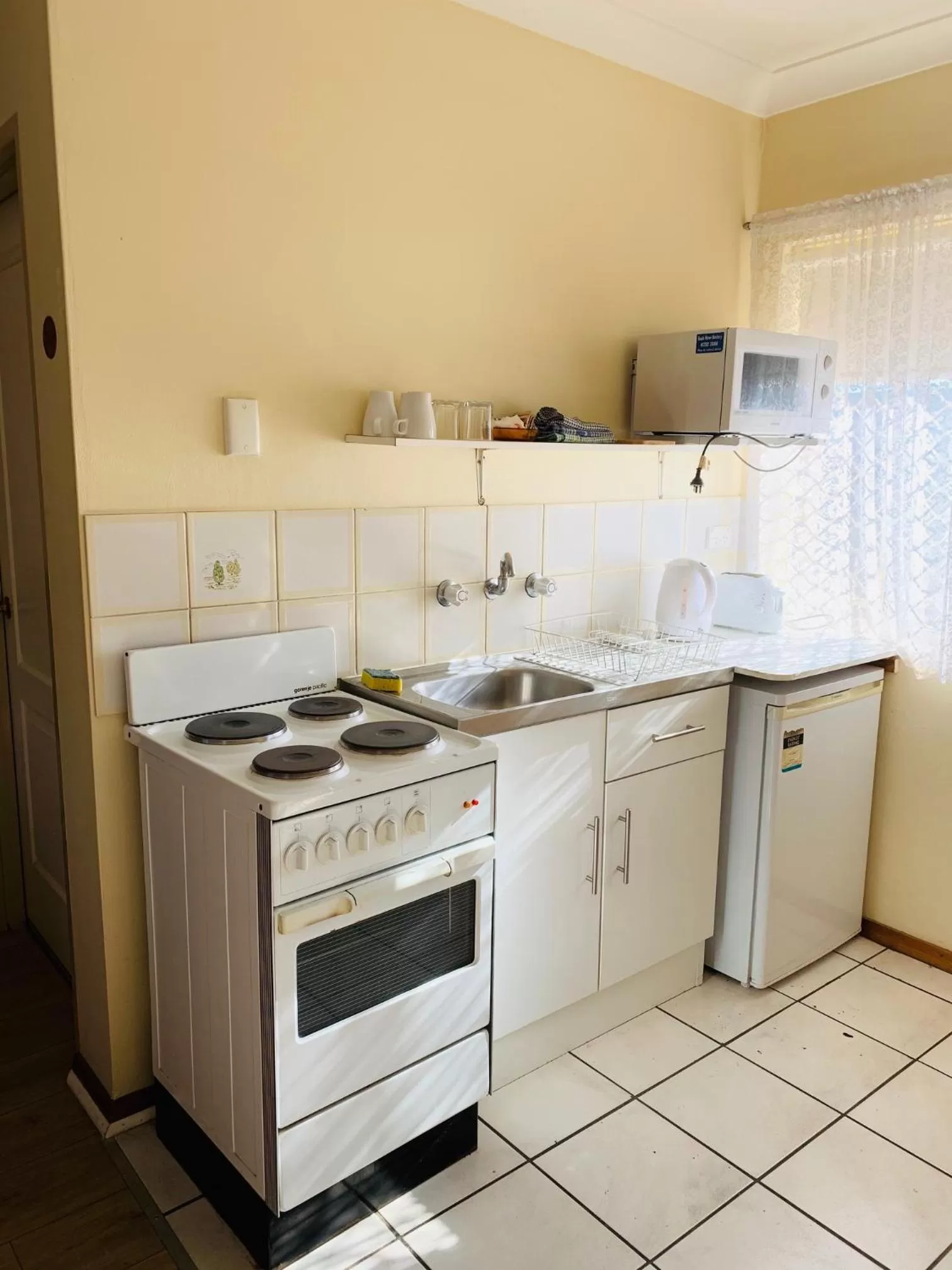 Kitchen or kitchenette in Angel's Rest Motel