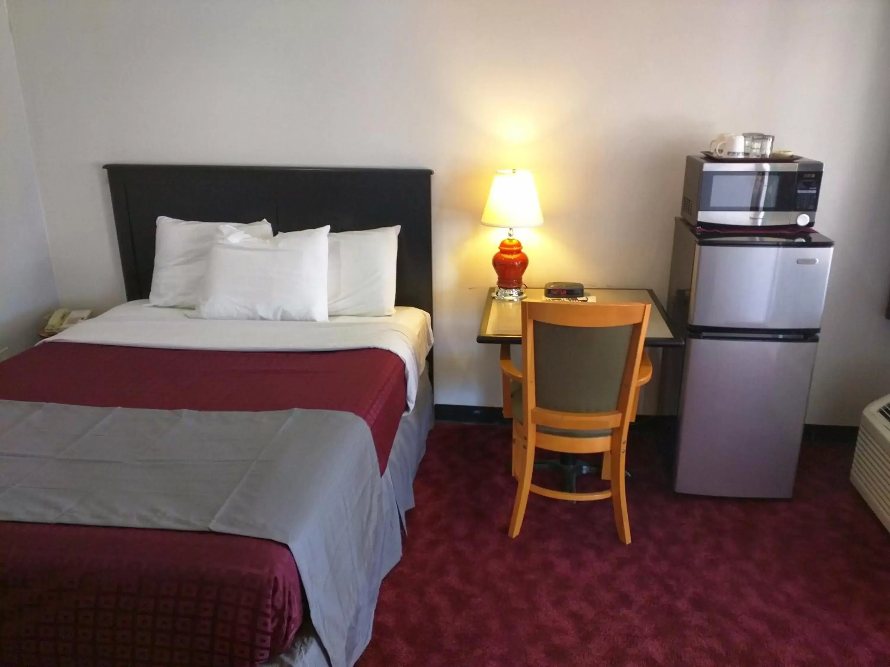 Bedroom, Bed in Skyview Motel - Prairie du Sac