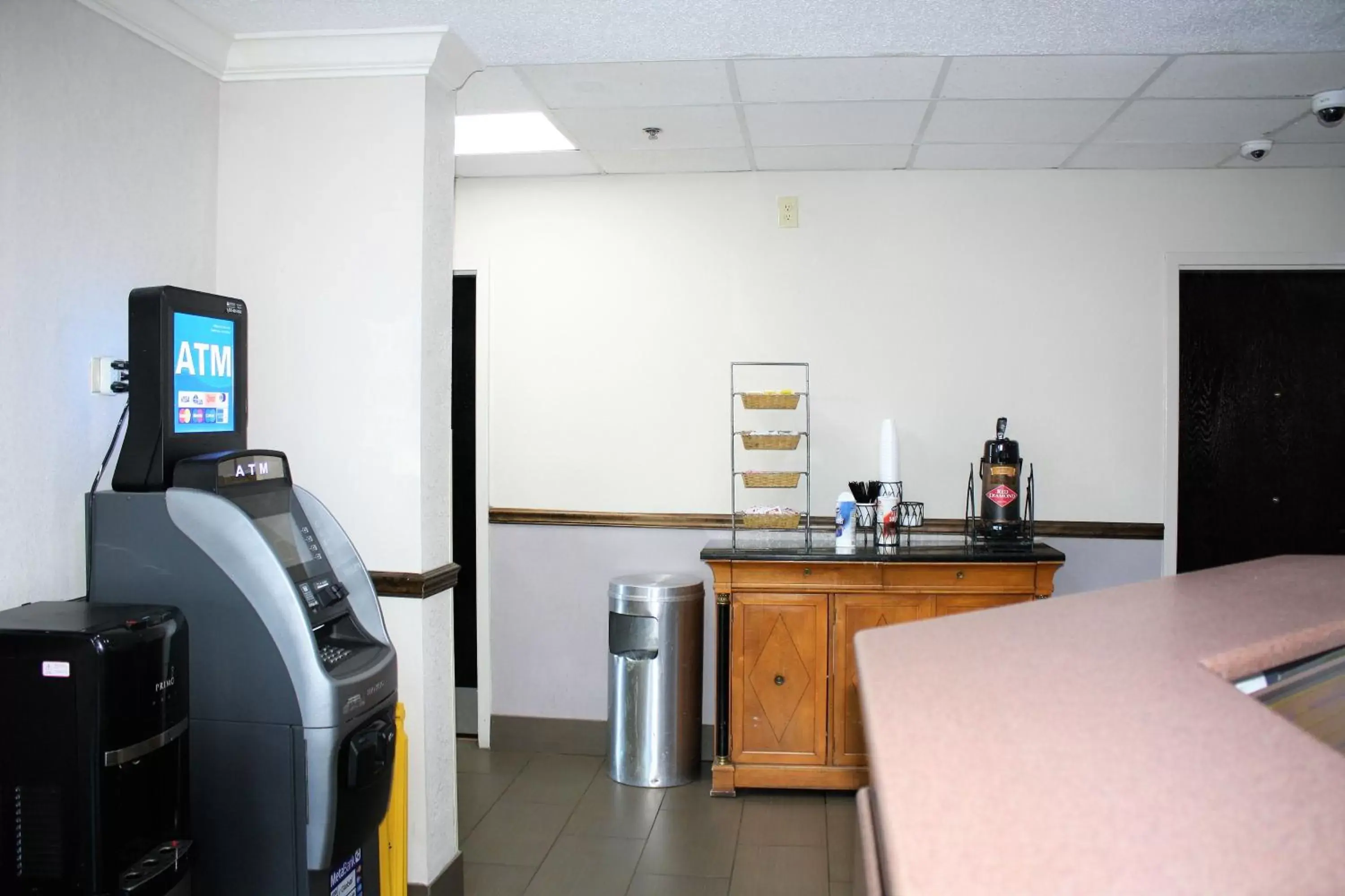 Lobby or reception, Kitchen/Kitchenette in Microtel Inn by Wyndham Atlanta Airport