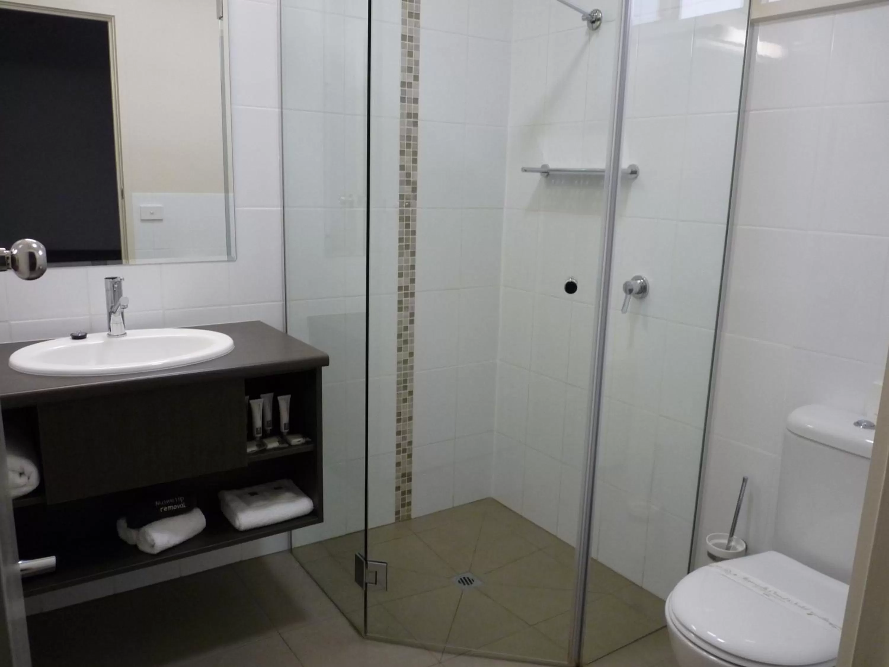 Shower in Loddon River Motel Kerang