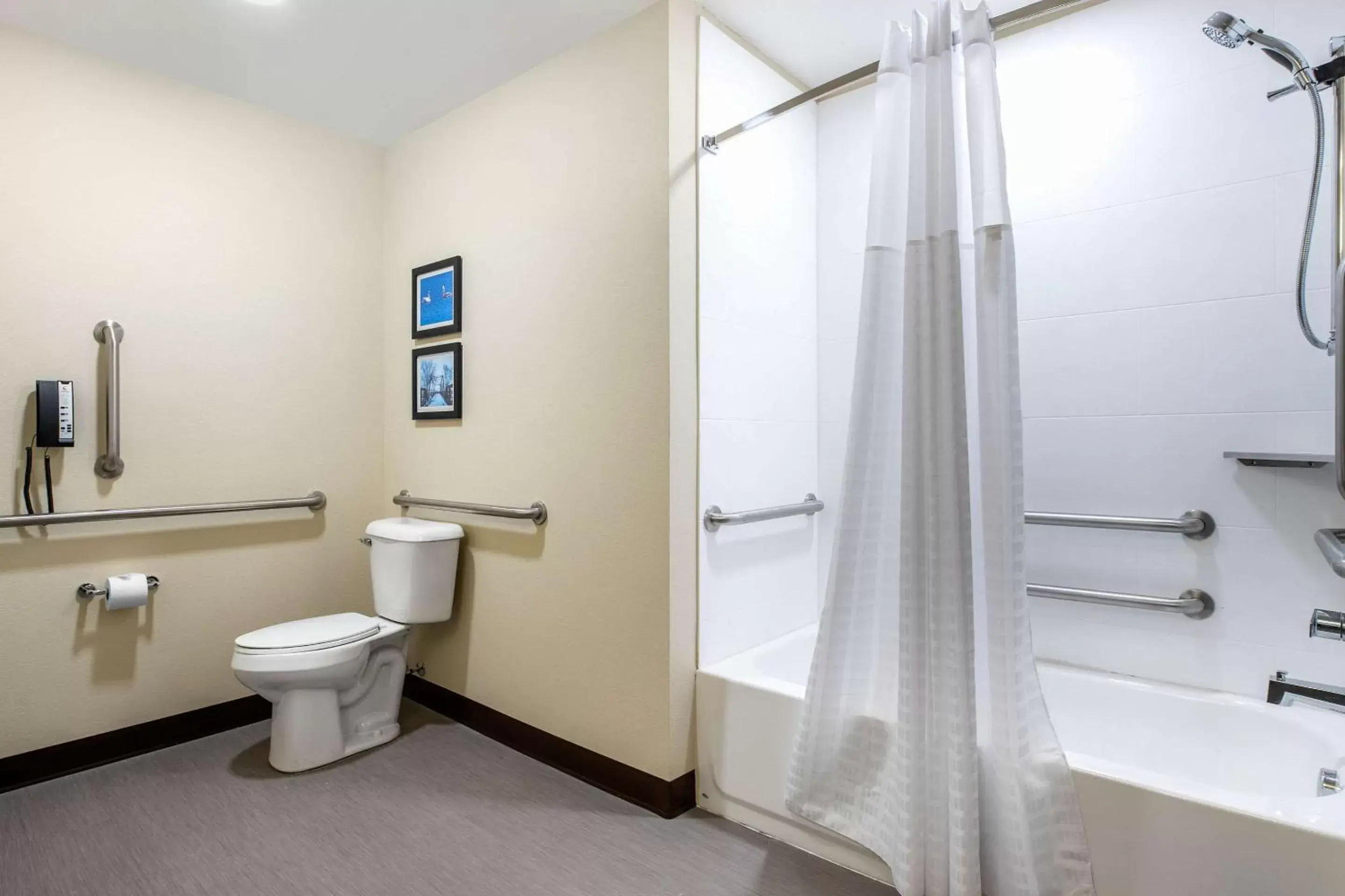 Bathroom in Comfort Inn and Suites Ames near ISU Campus