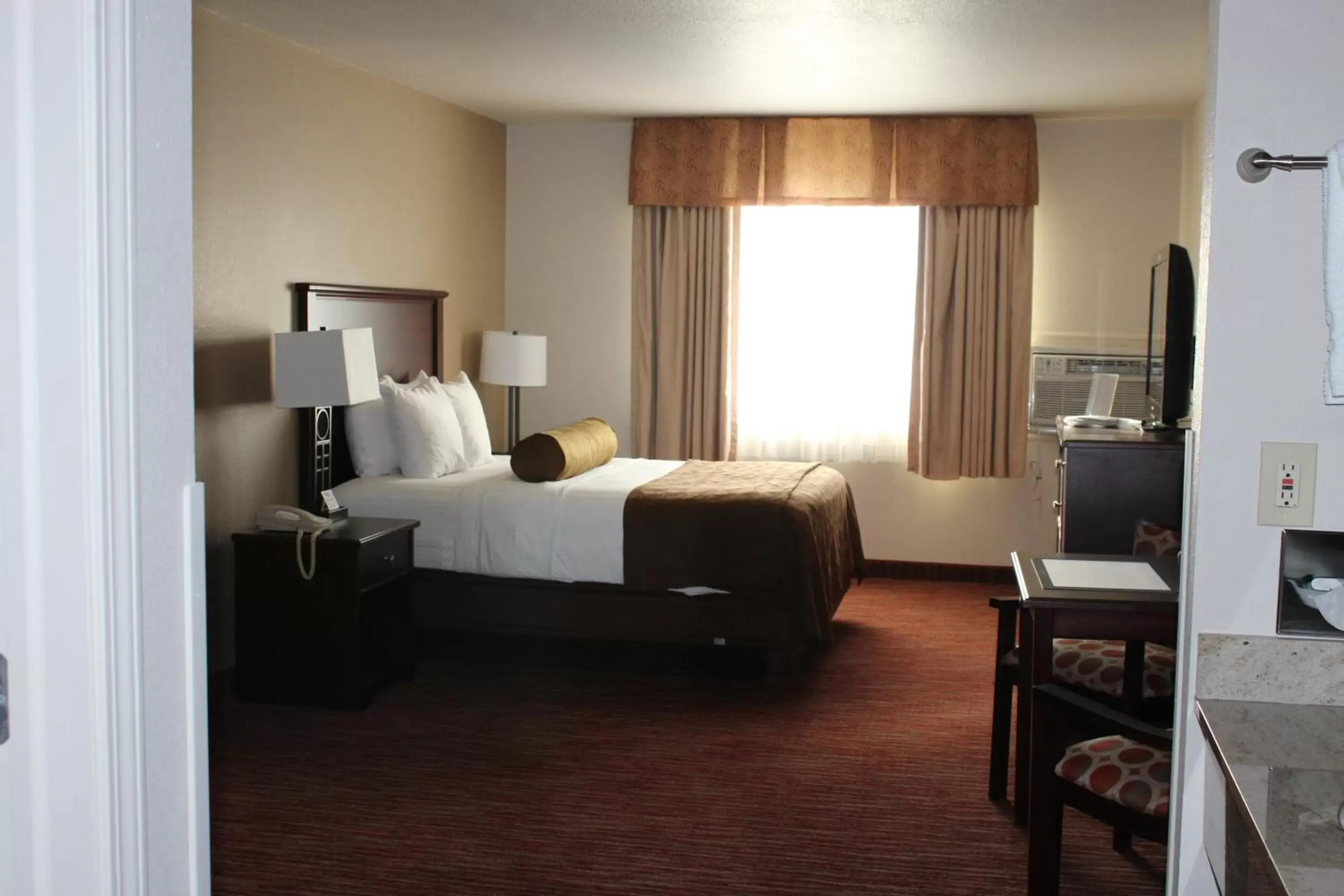 Photo of the whole room, Bed in Best Western Plus Concord Inn