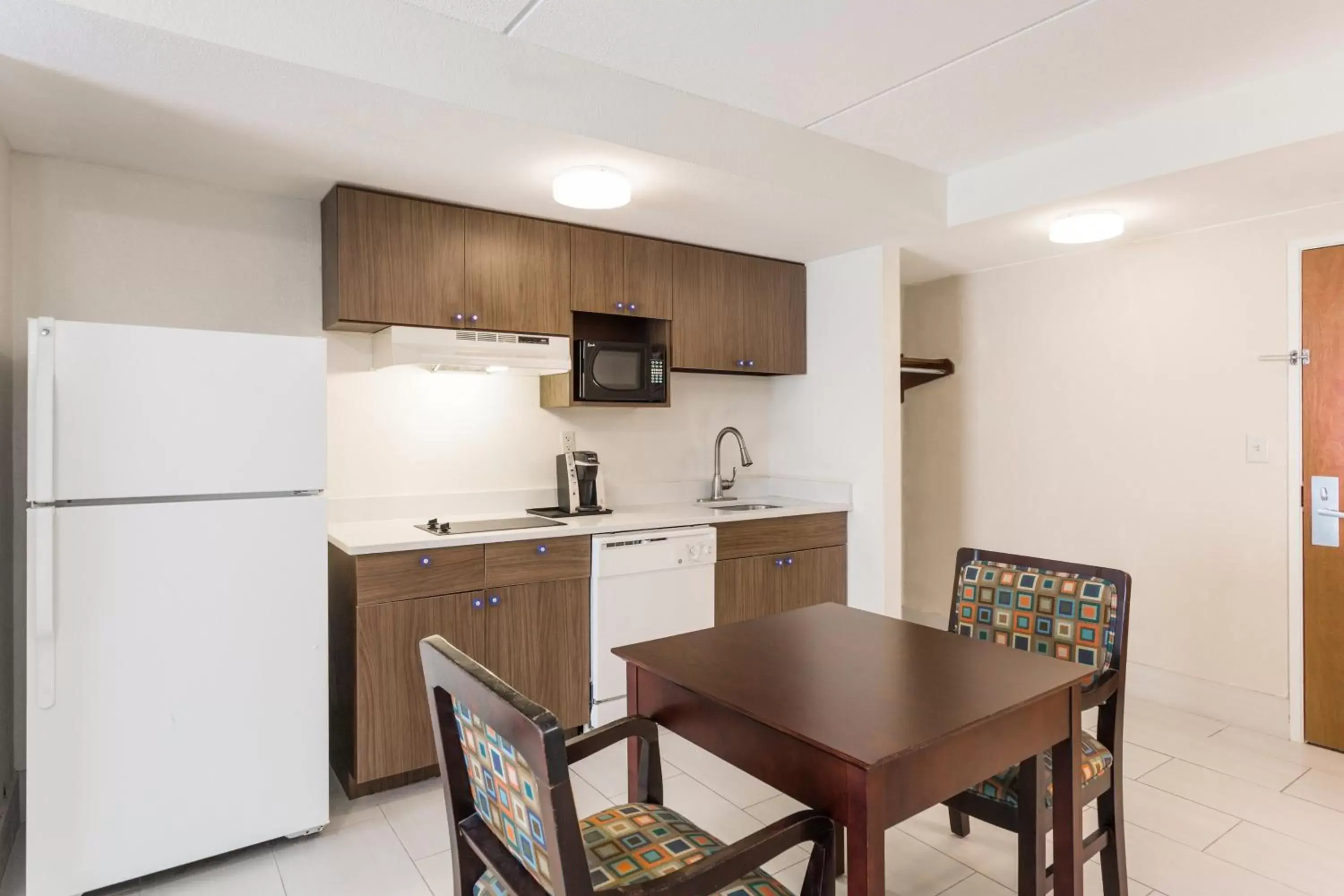 Bedroom, Kitchen/Kitchenette in Holiday Inn Express Hotel and Suites Petersburg - Fort Lee, an IHG Hotel