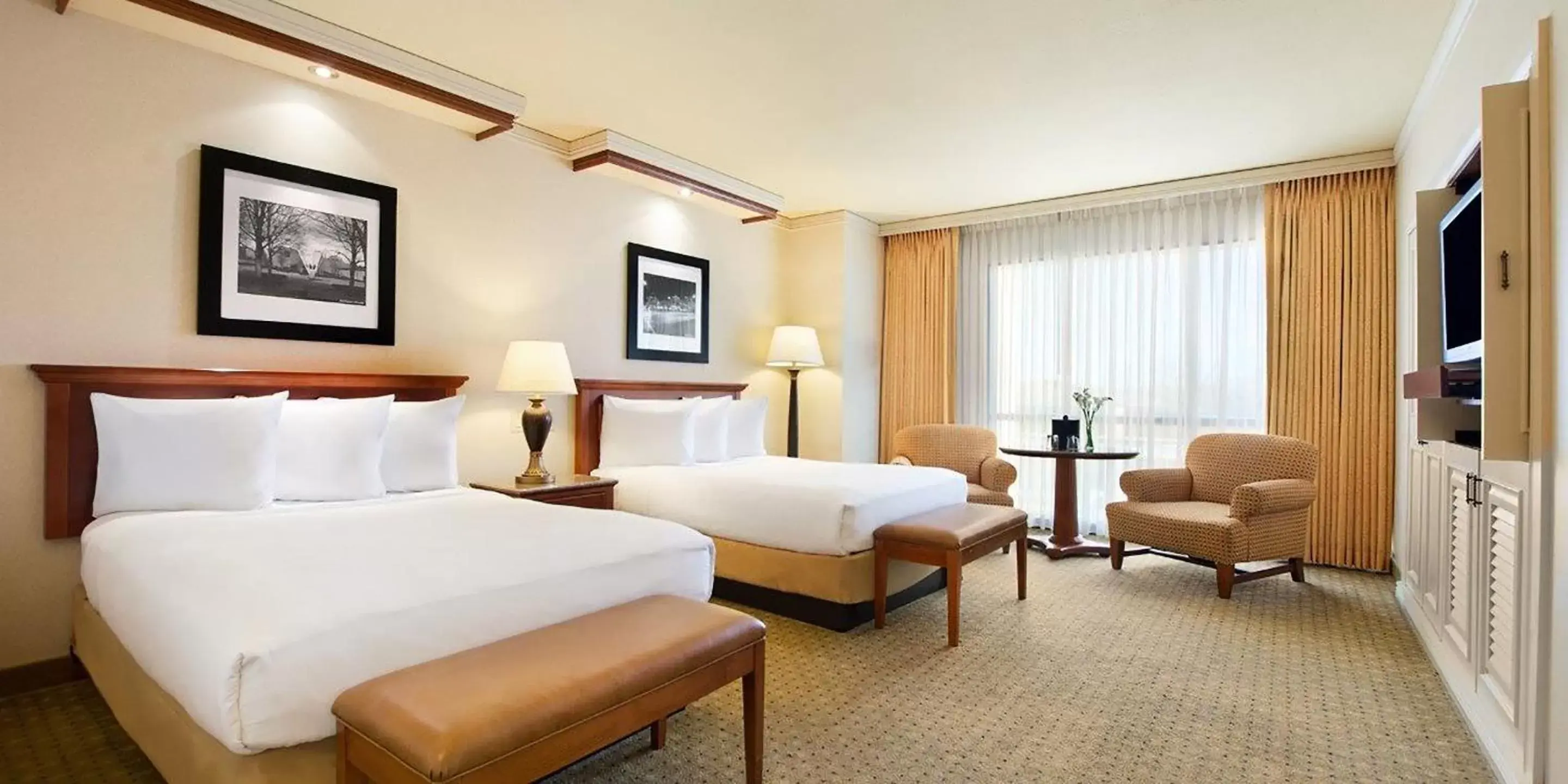 Bed in Harrah's North Kansas City Hotel & Casino