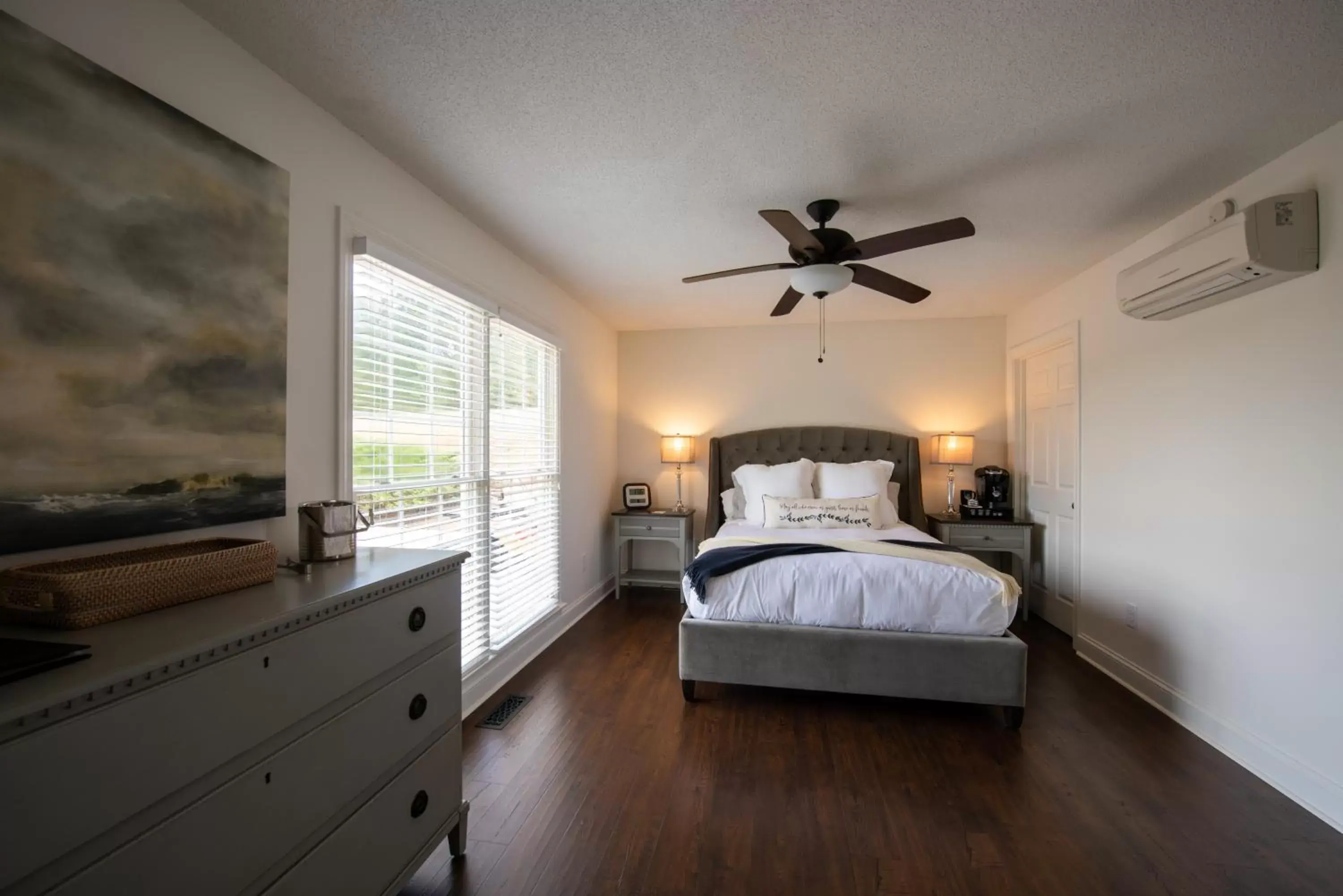 Photo of the whole room, Bed in Dahlonega Resort and Vineyard