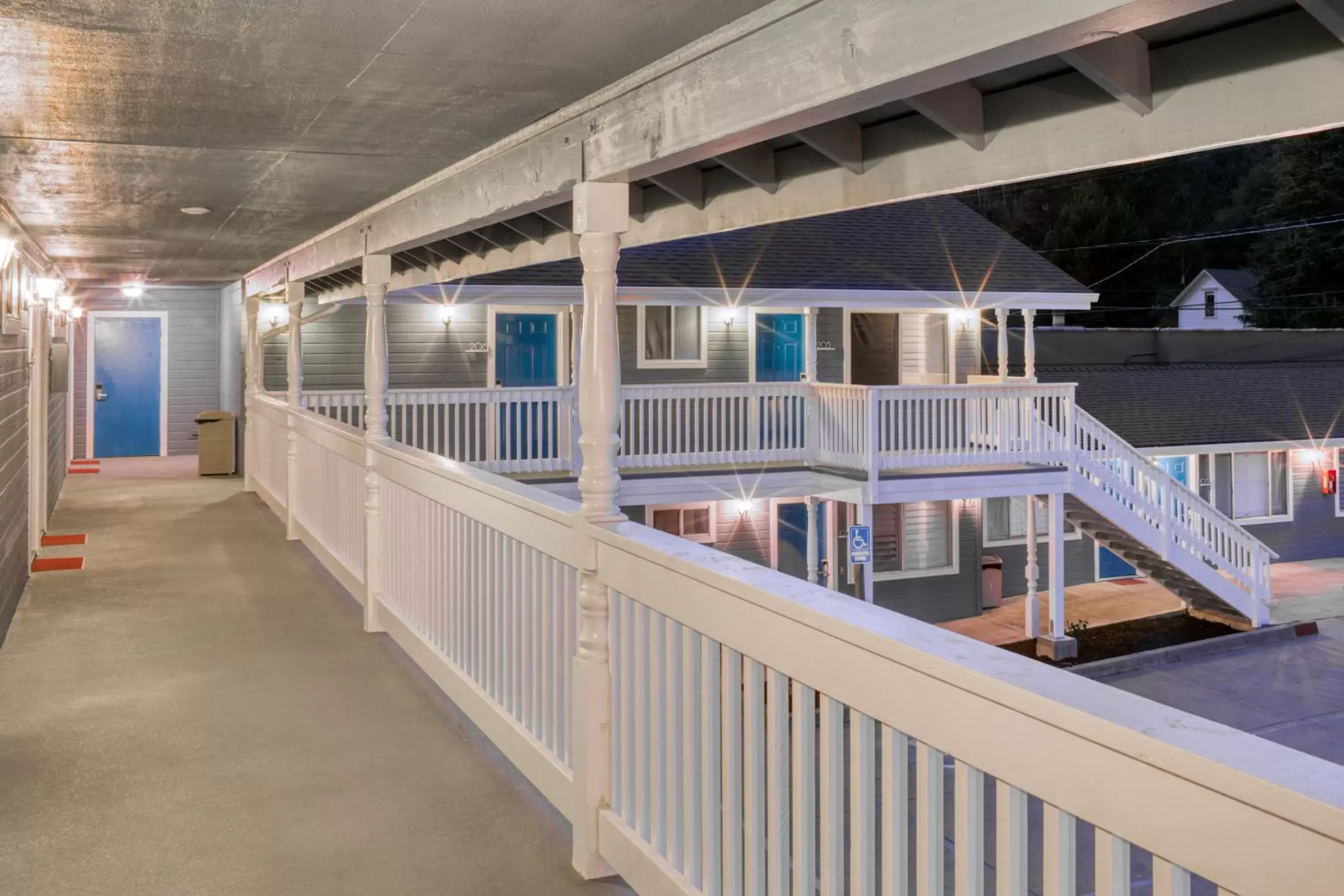 Property building in Creekside Inn Downtown Property building in Creekside Inn Downtown