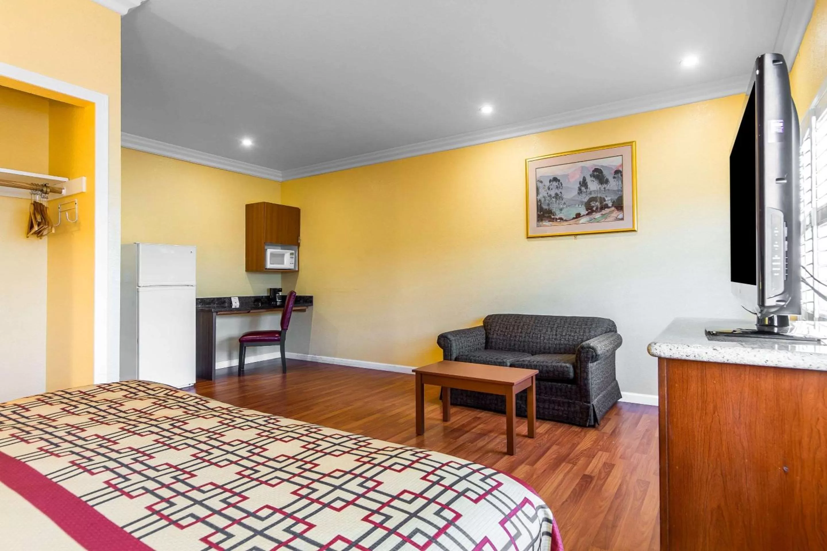 Photo of the whole room, Bed in Rodeway Inn & Suites Hayward - Oakland South