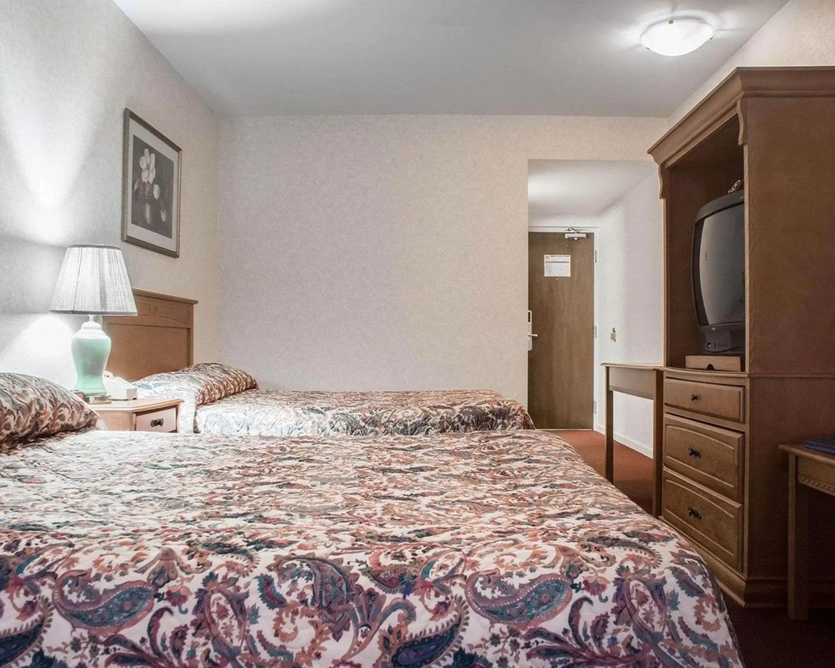 Photo of the whole room, Bed in Econo Lodge by the Falls