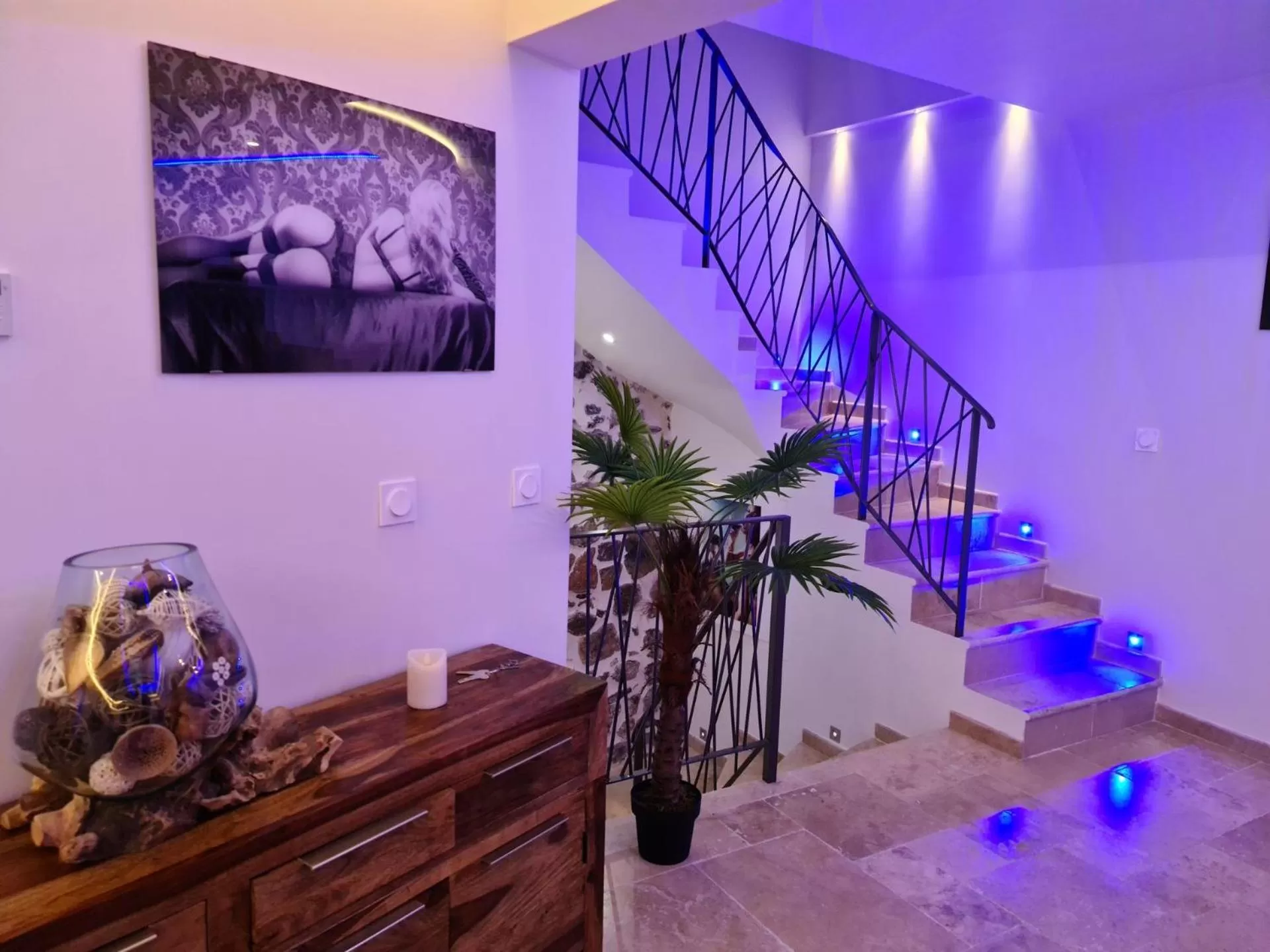 Lobby or reception in Loveroom La Garçonn'Hyères