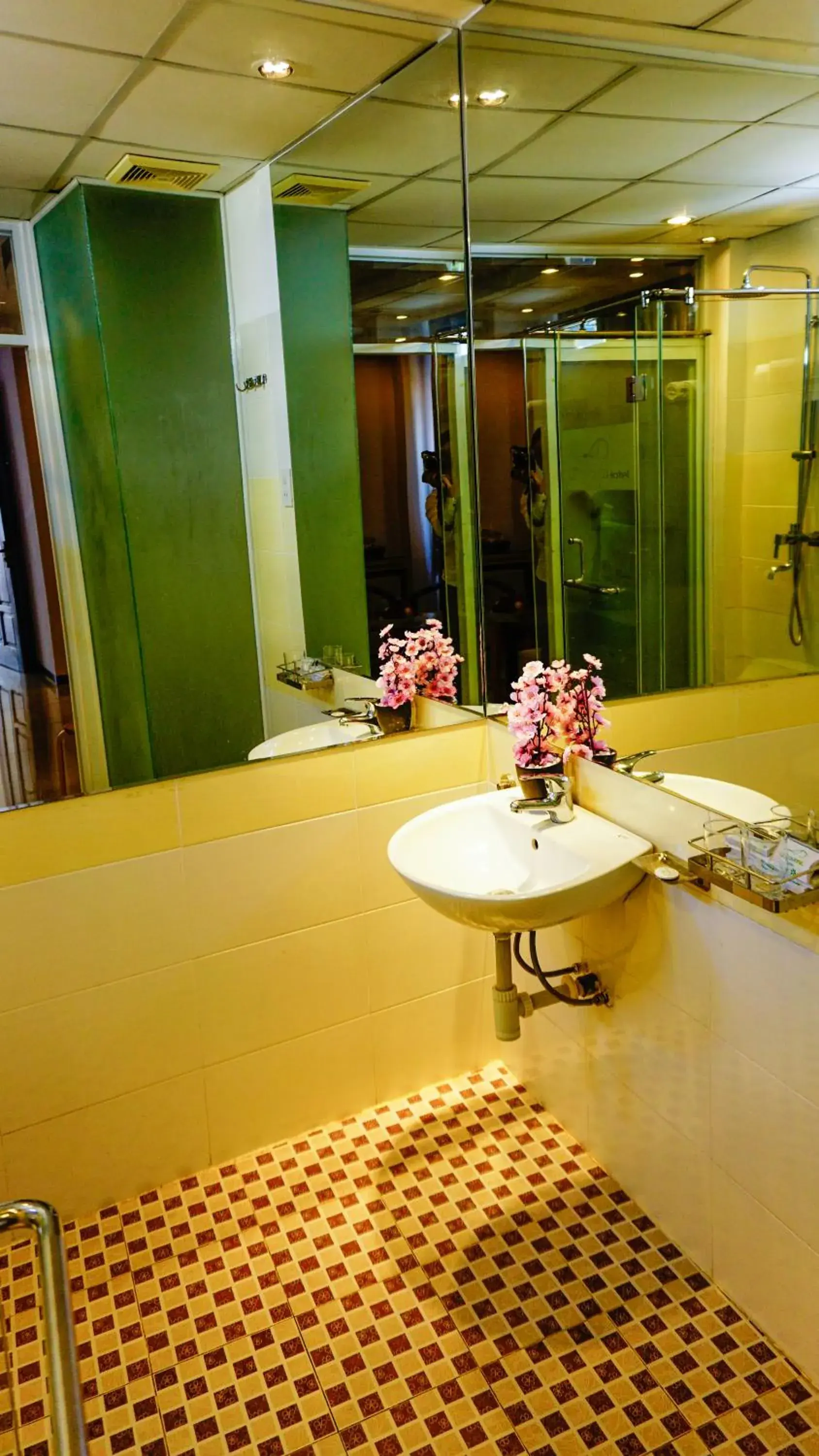 Bathroom in Le Duong Hotel