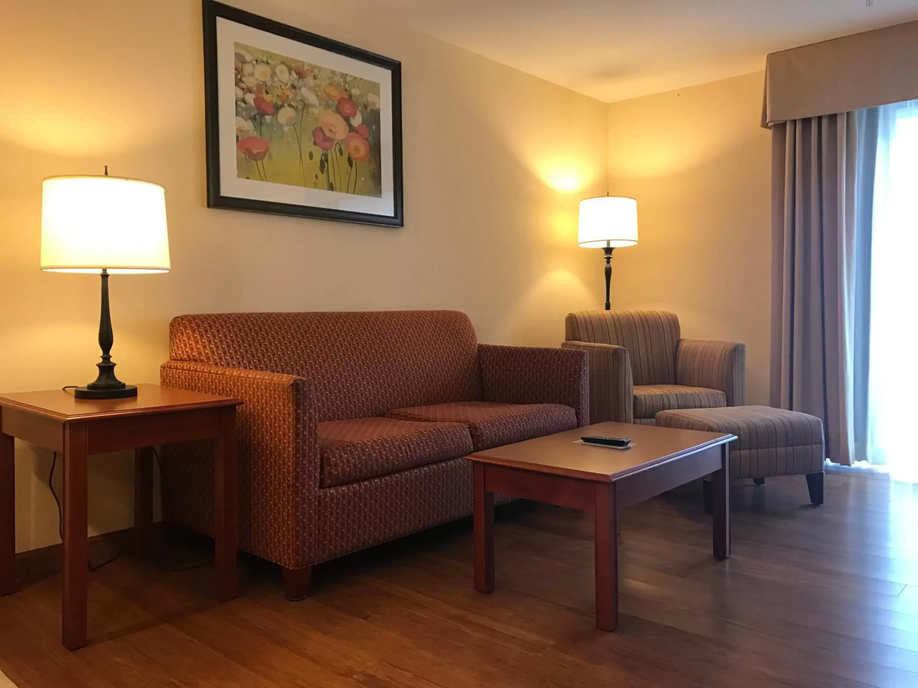 Seating Area in White River Inn & Suites