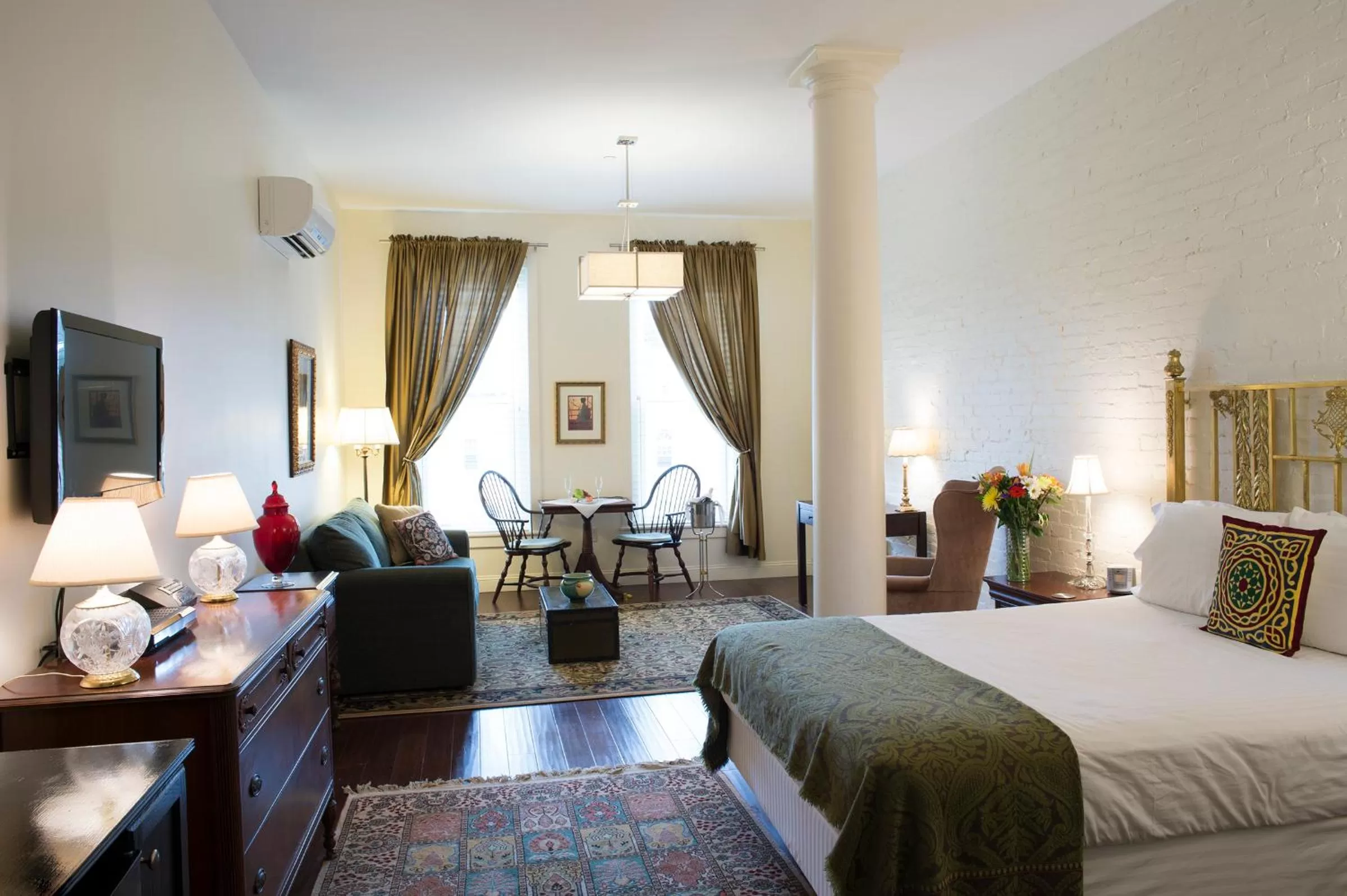 Photo of the whole room in The Barrington