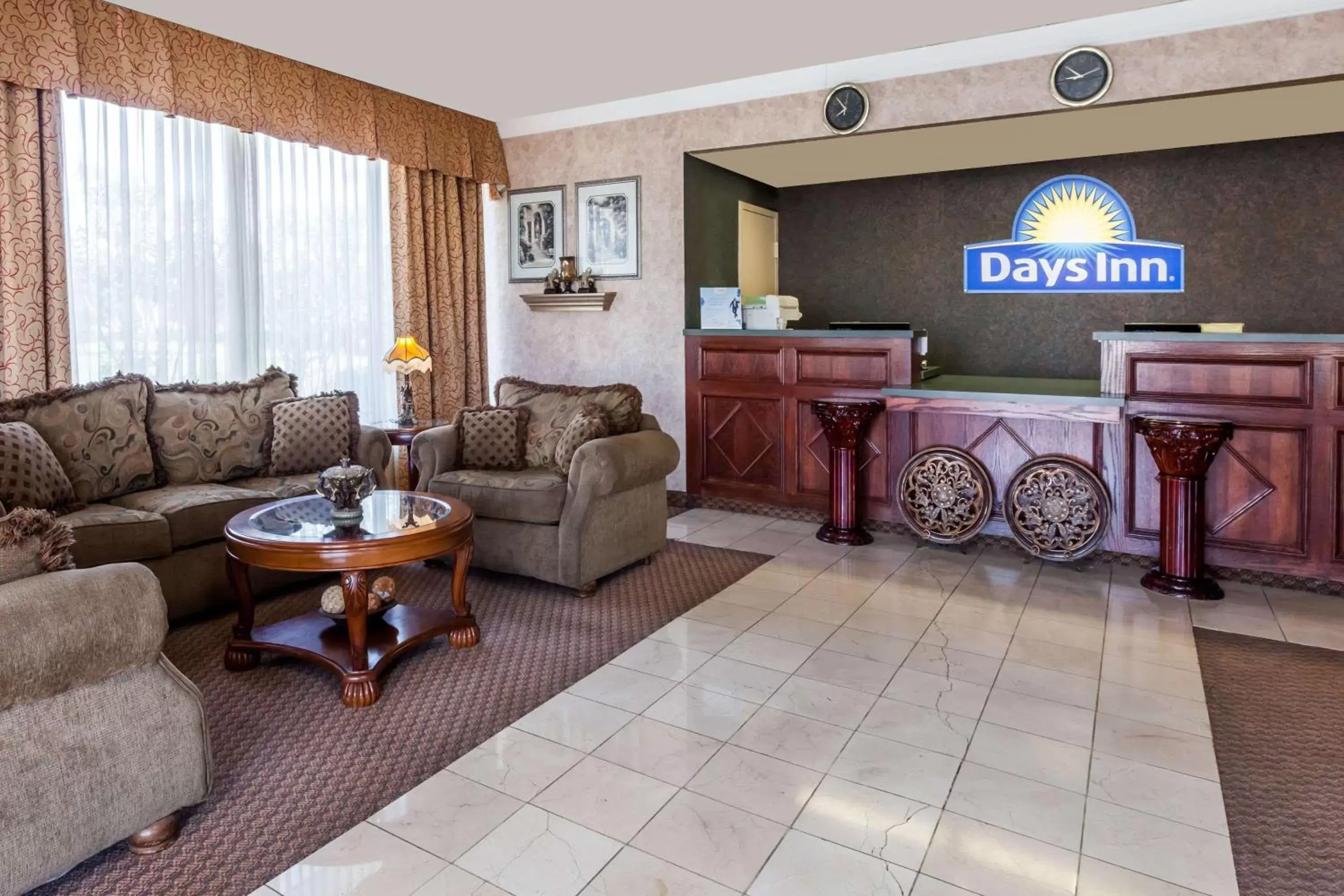Lobby or reception, Seating Area in Days Inn by Wyndham Hillsboro TX