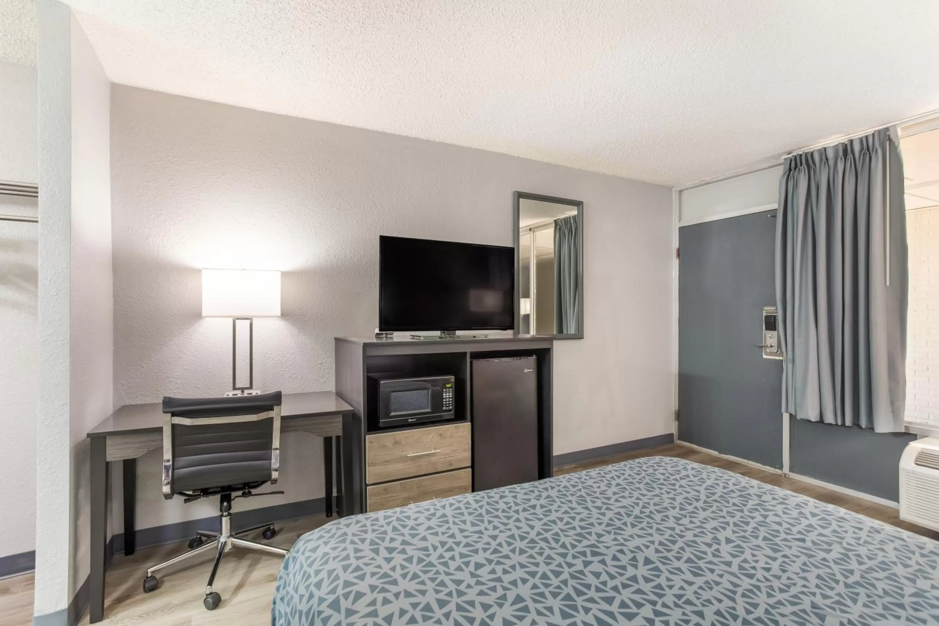 Bed in Econo Lodge Cave City