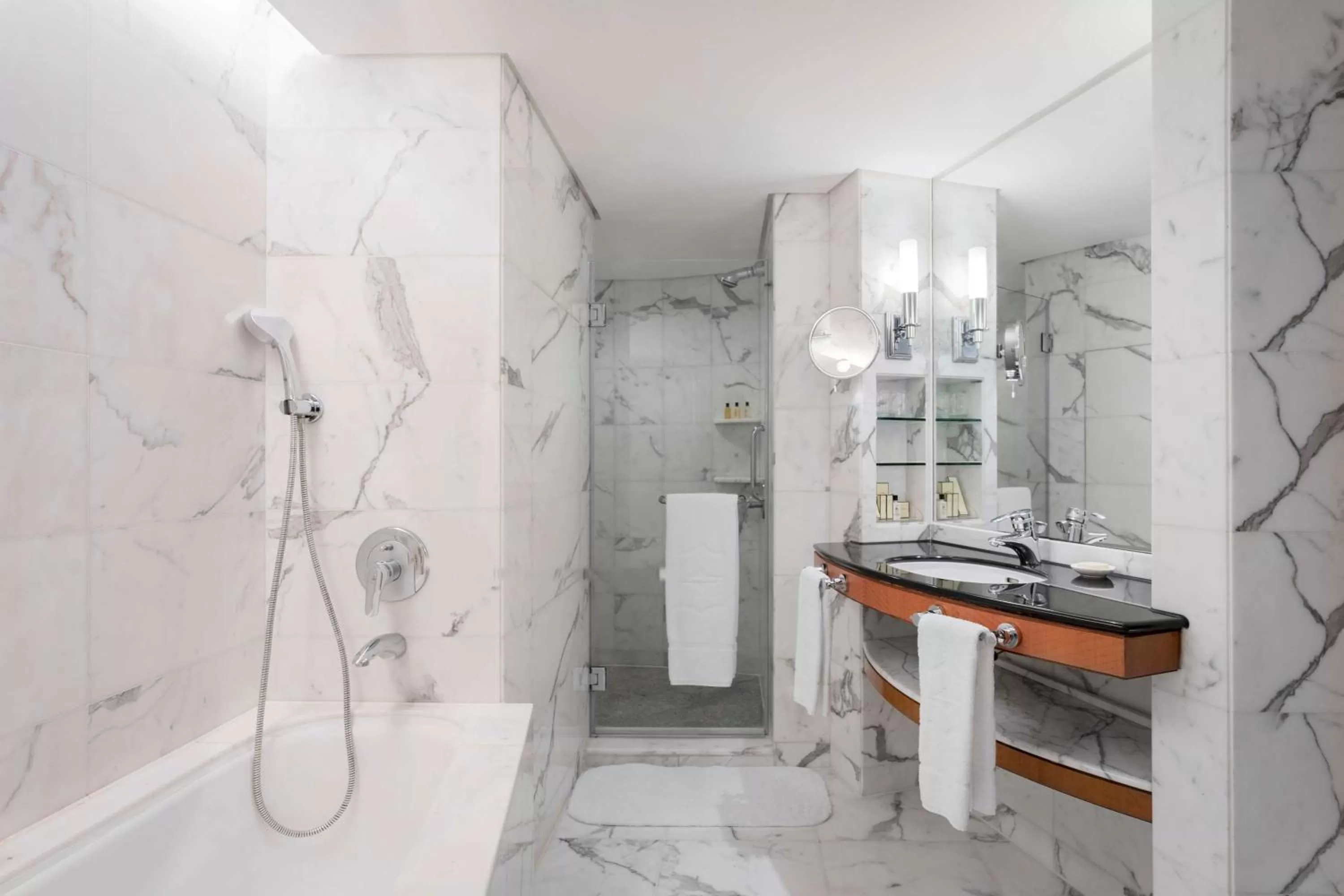 Bathroom in Kowloon Shangri-La, Hong Kong