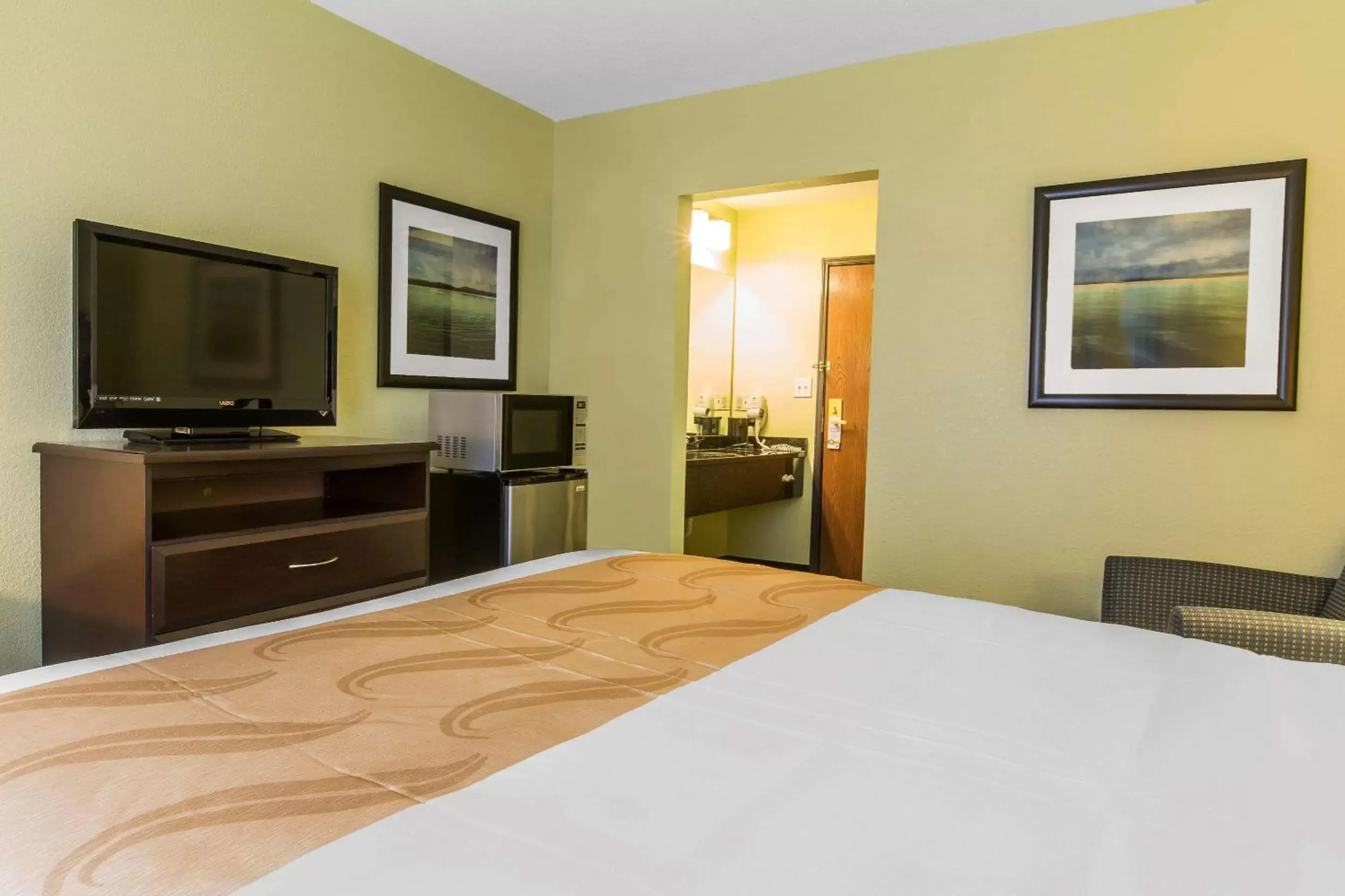 Photo of the whole room, Bed in Quality Inn Cedartown