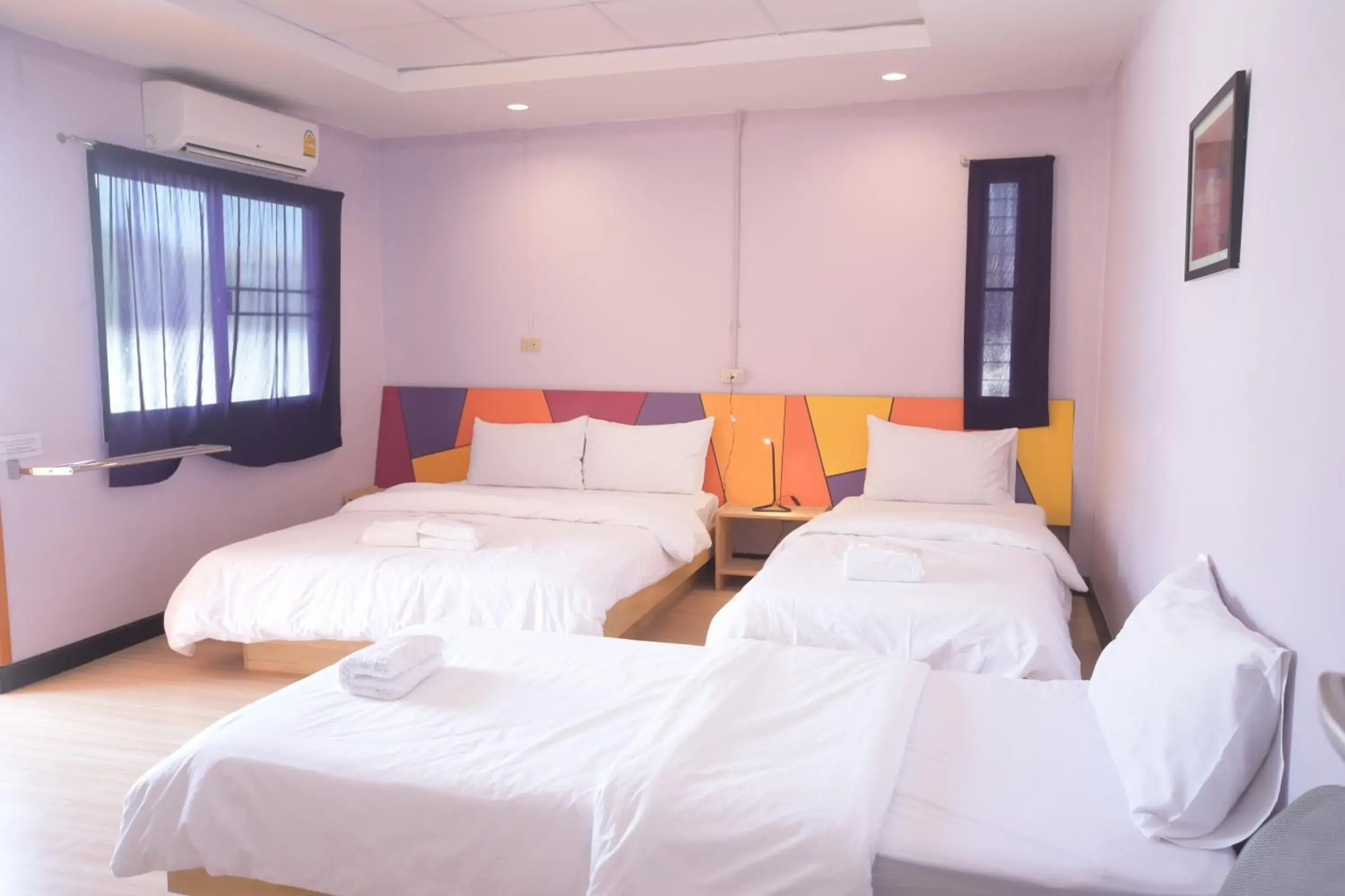 Photo of the whole room, Bed in Room @ Vipa Guest House